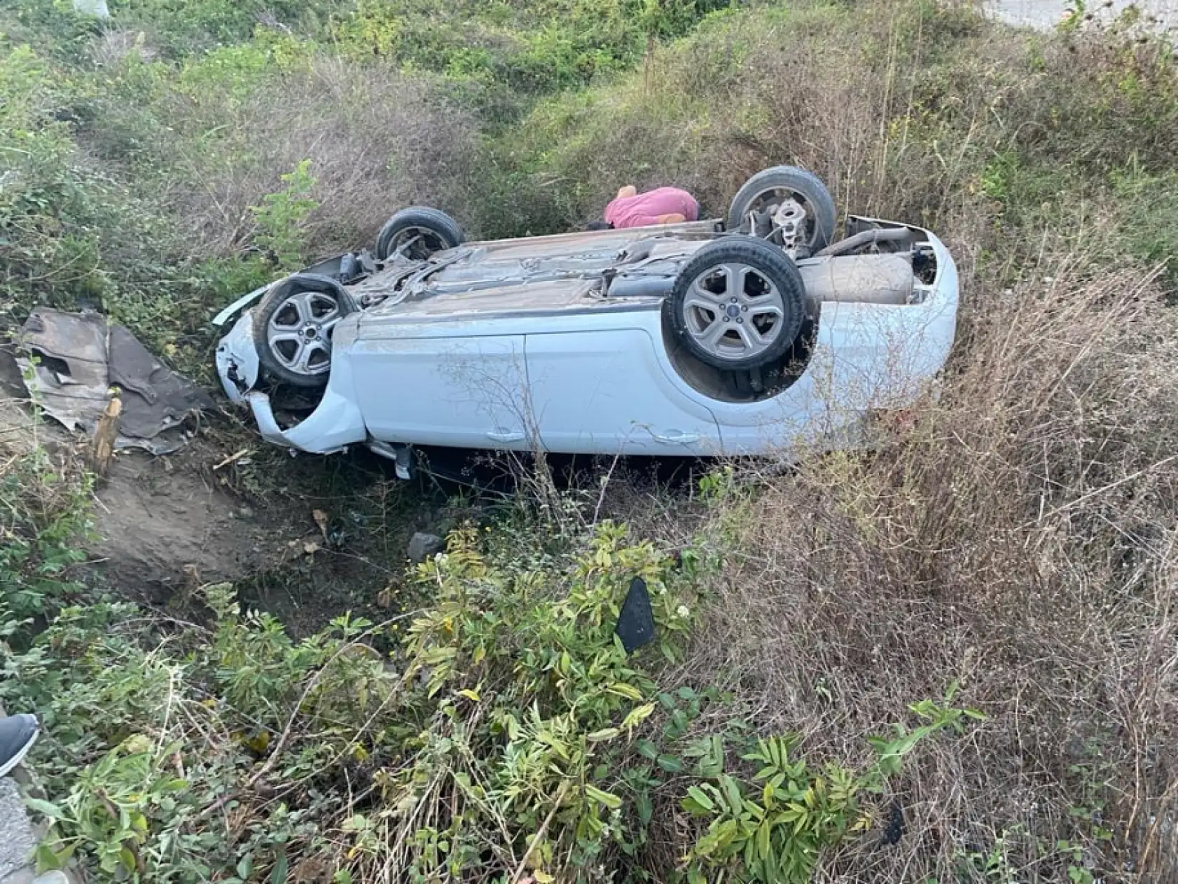 Otomobil araziye uçtu