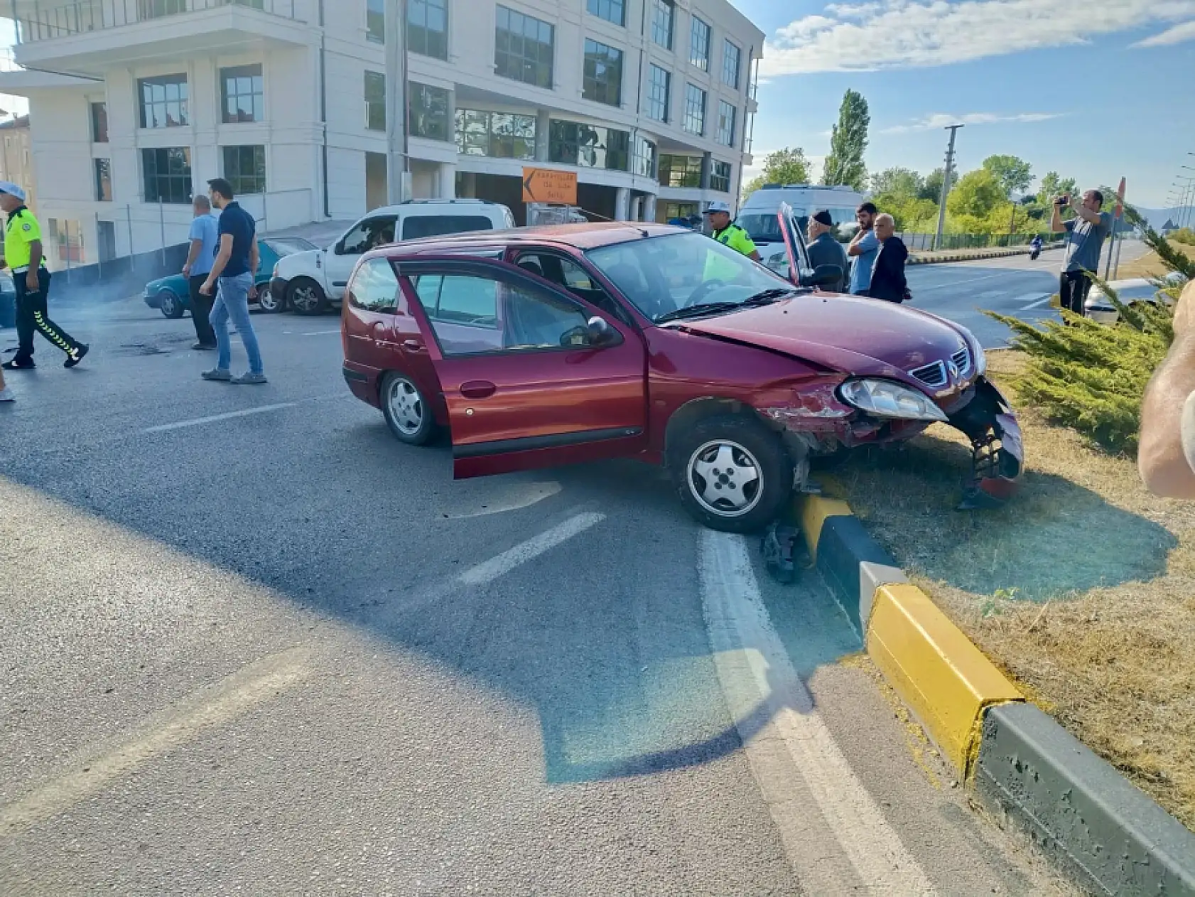 Çarpışan tofaş araziye uçtu