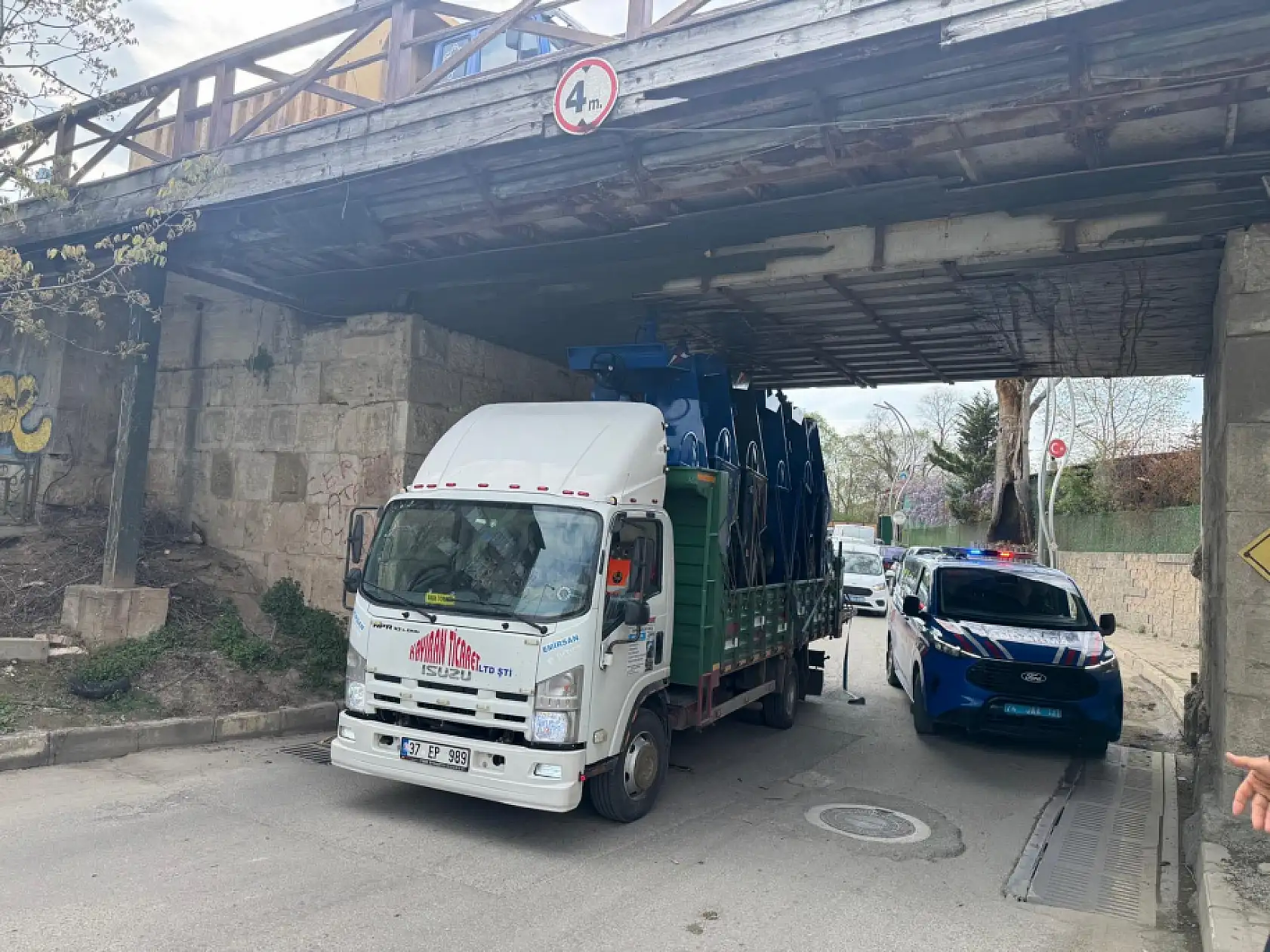 Kamyon köprüye takıldı, trafik kilitlendi