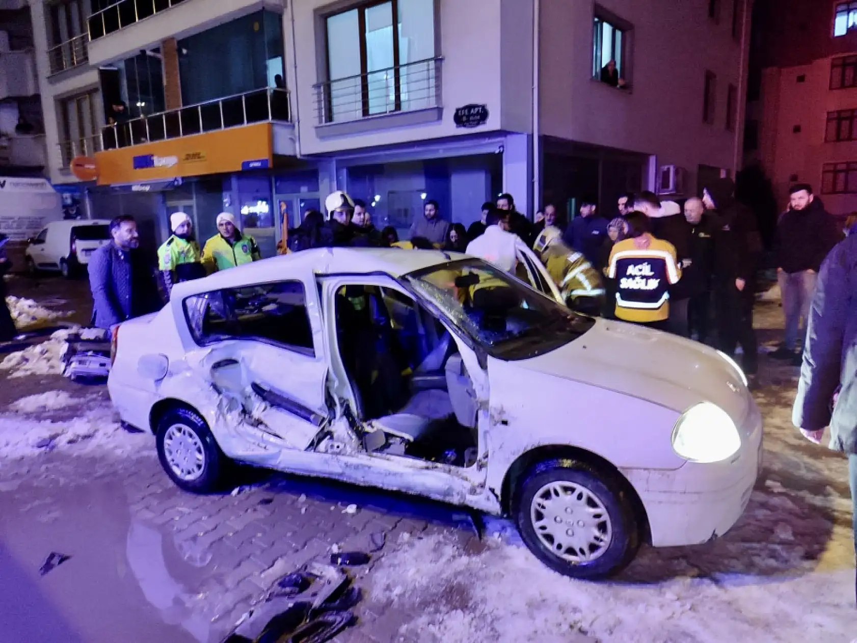 Ambulans ile otomobil çarpıştı