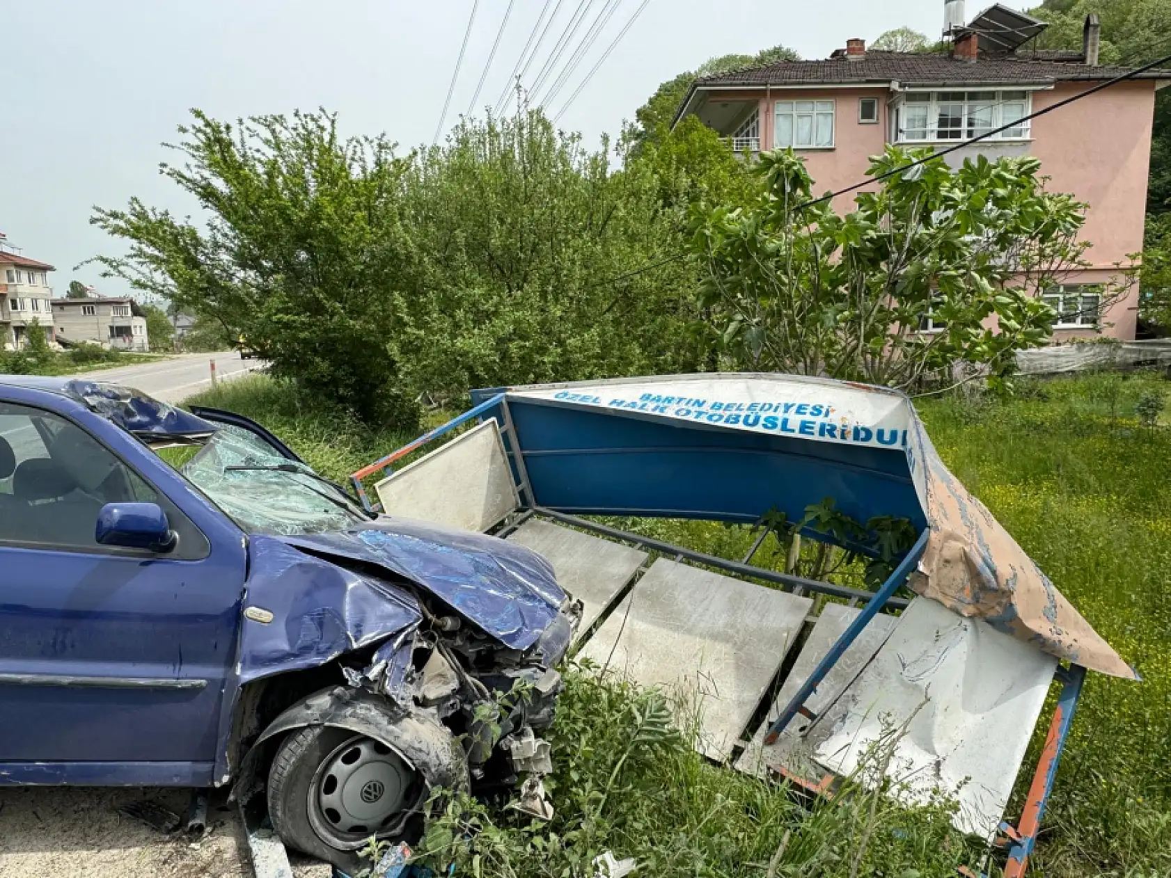 Otobüs bekleme durağına daldı