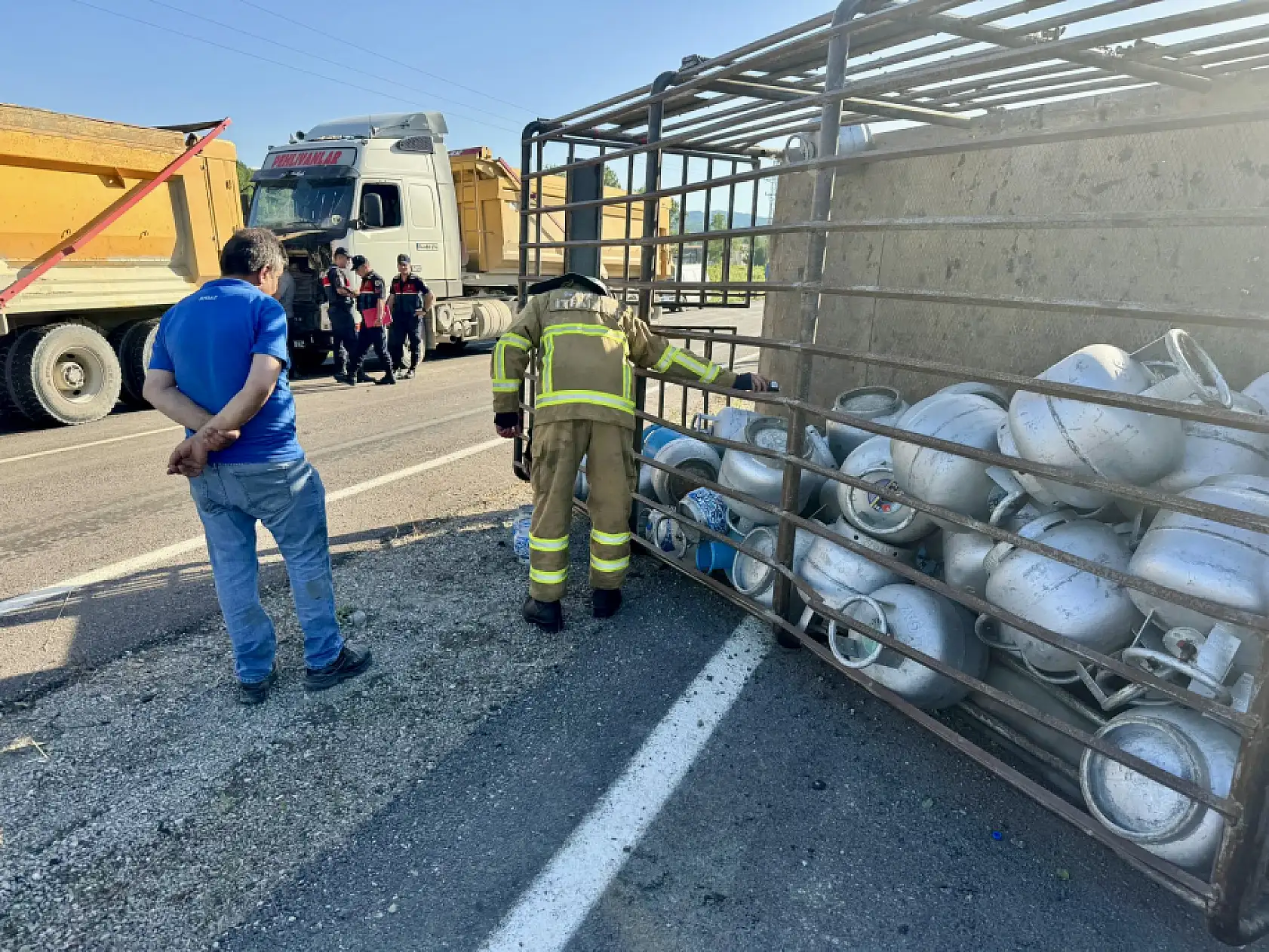 Tüp kamyonu devrildi