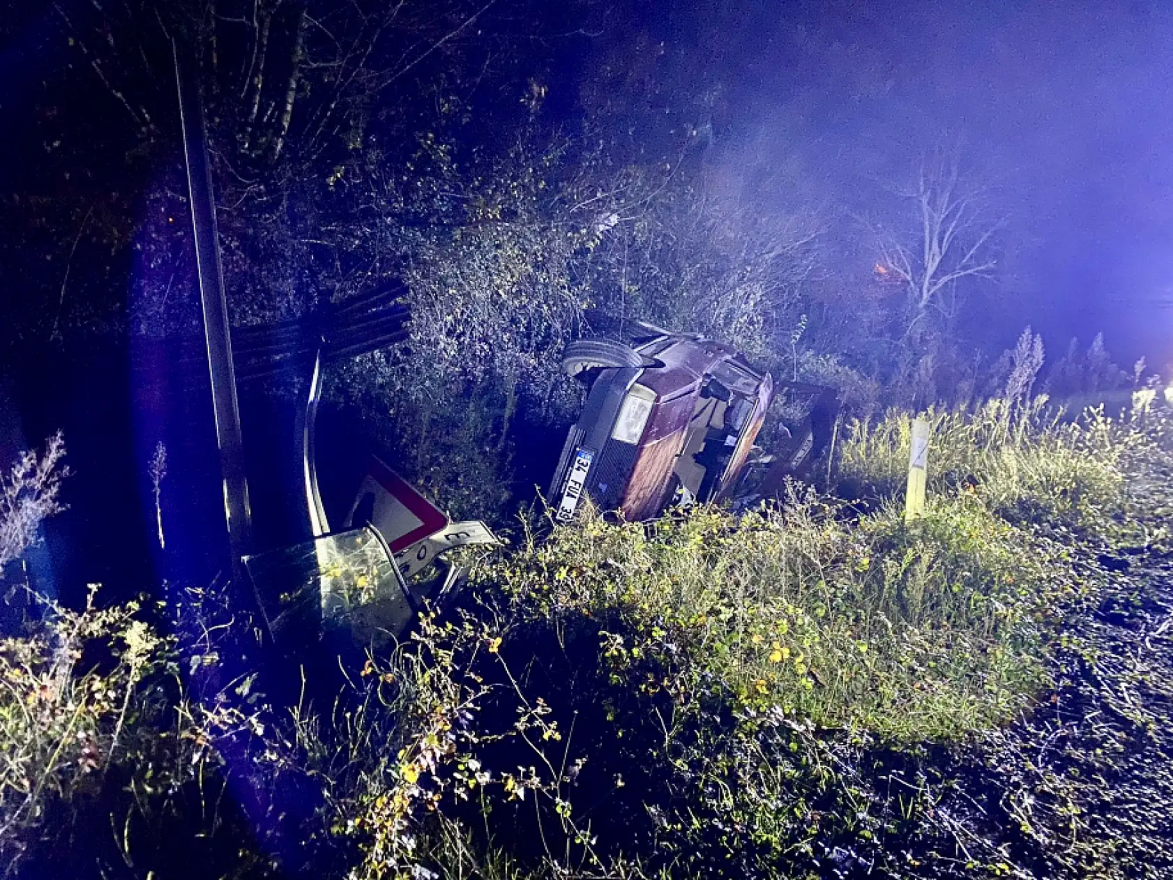 Otomobil Kanala yuvarlandı