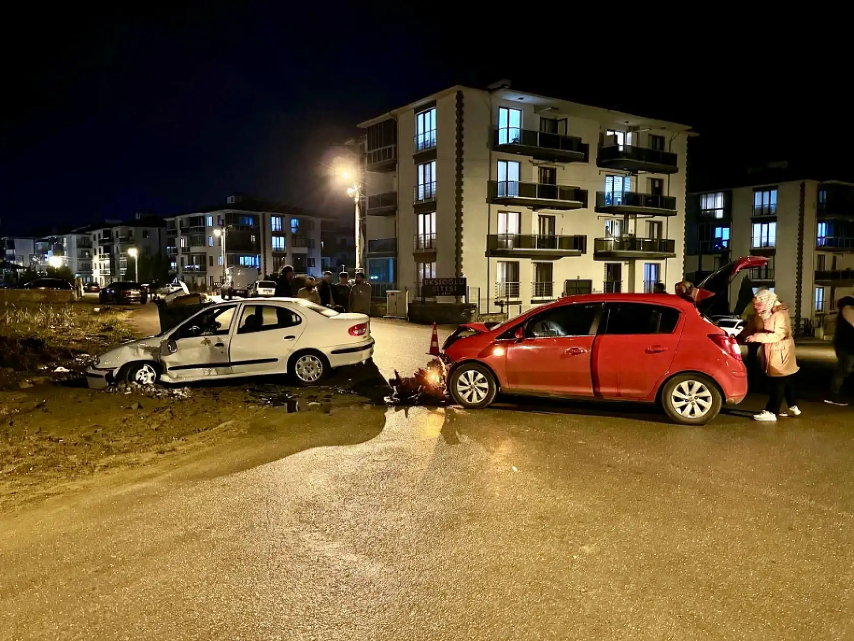 İki otomobil kötü çarpıştı
