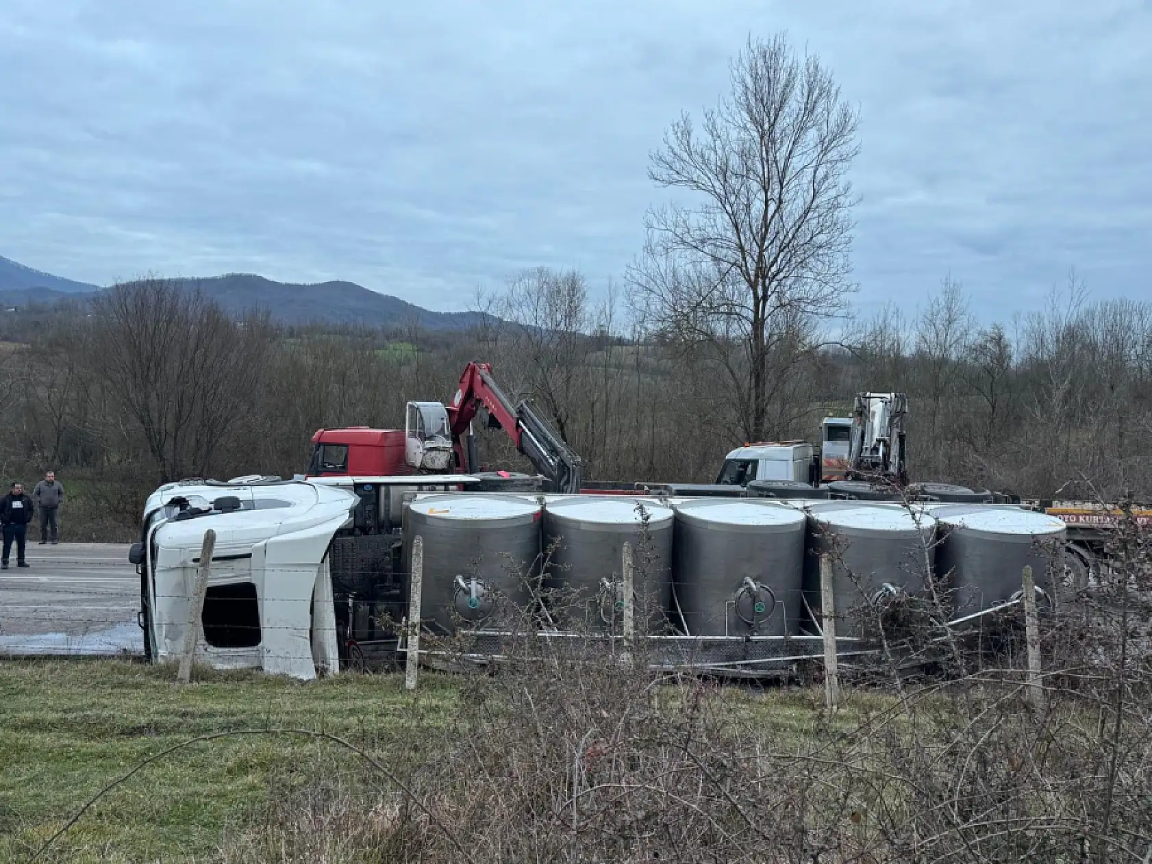Süt Taşıyan Tır Devrildi