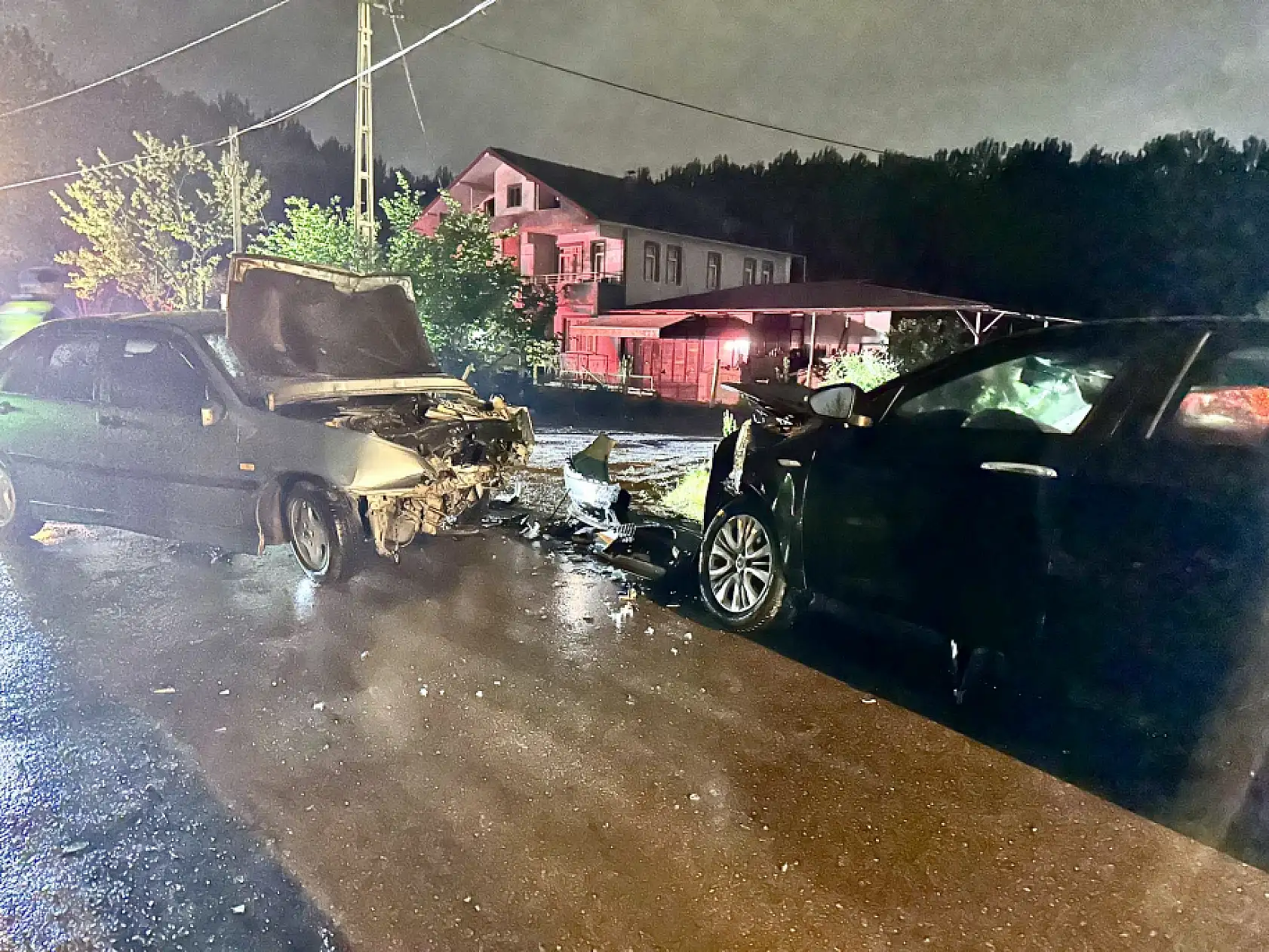 İki araç kafa kafaya çarpıştı