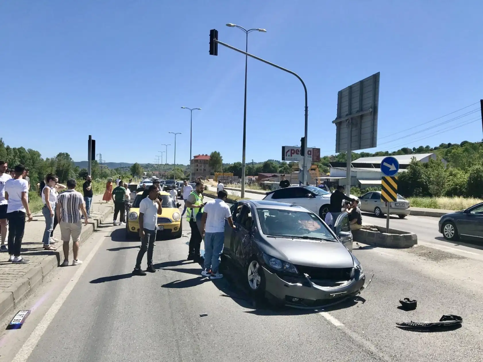 Işıklarda duran iki araca çarptı