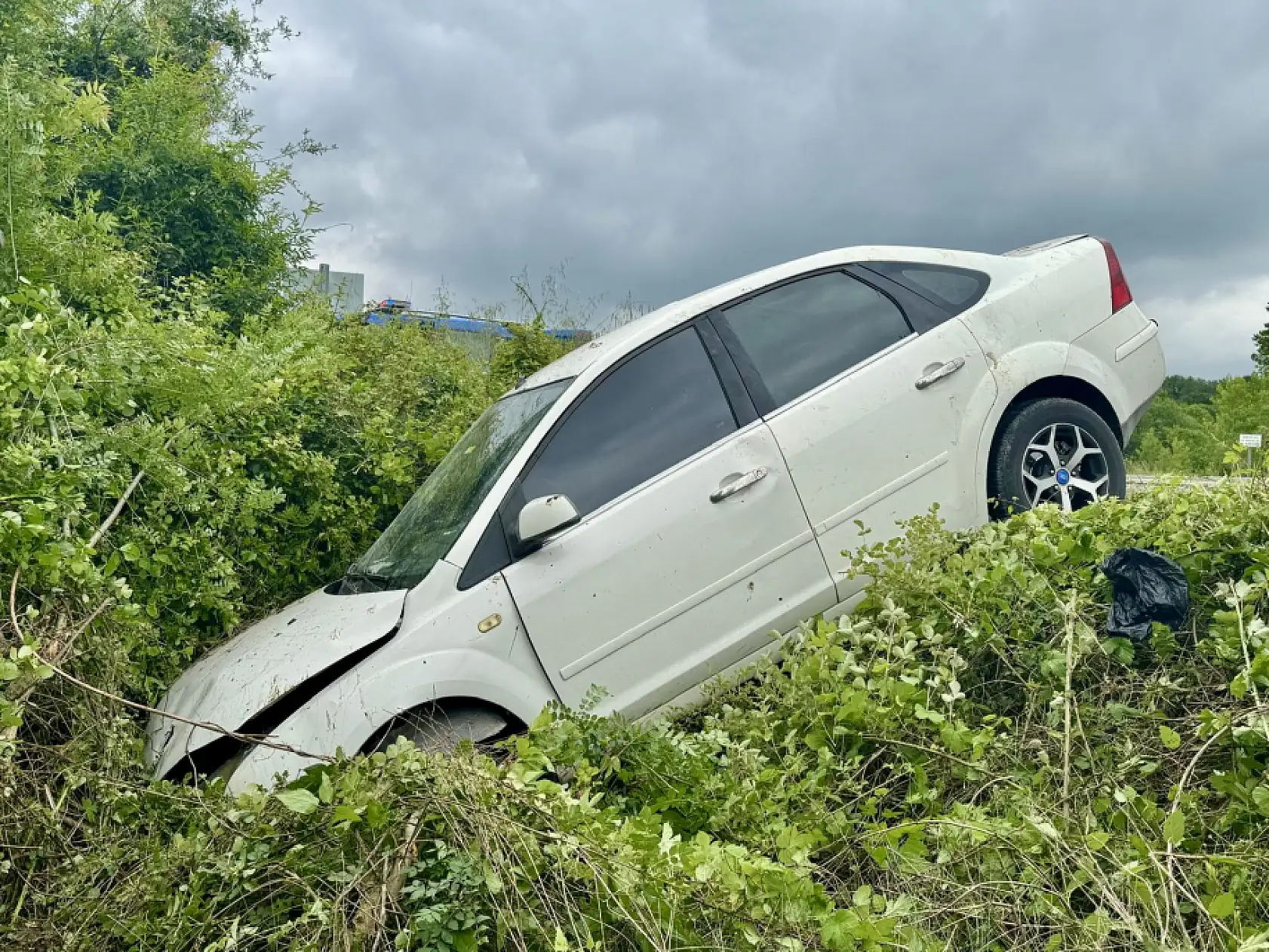 Karşı şeride geçti, şarampole uçtu
