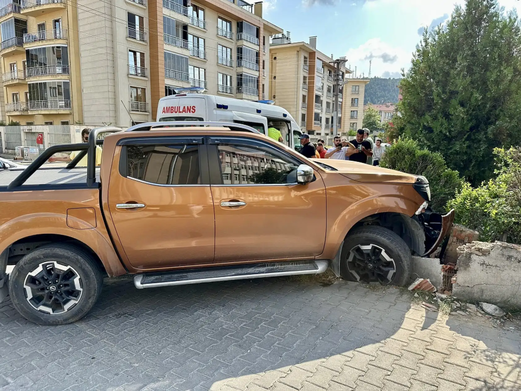 Motosiklet kamyonetin altına sıkıştı