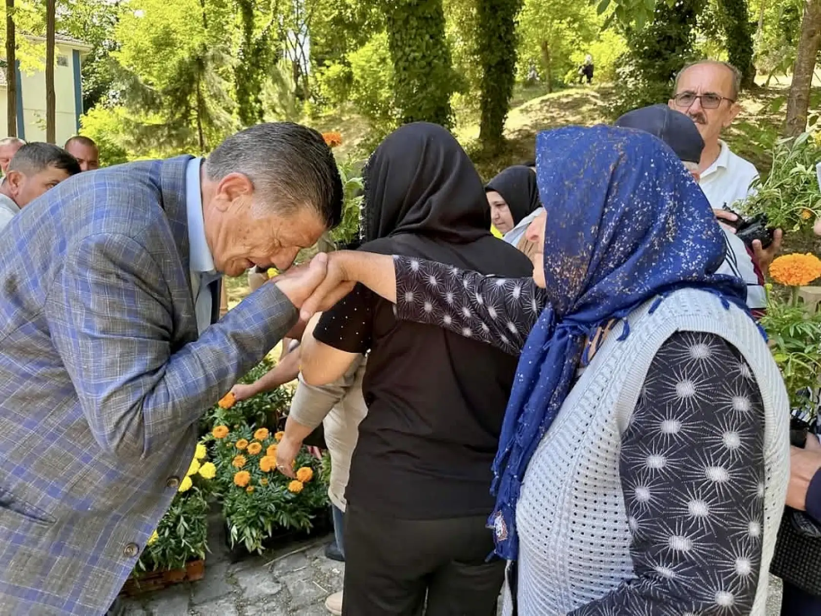 Dualar edildi, mezarlıklar çiçeklendi