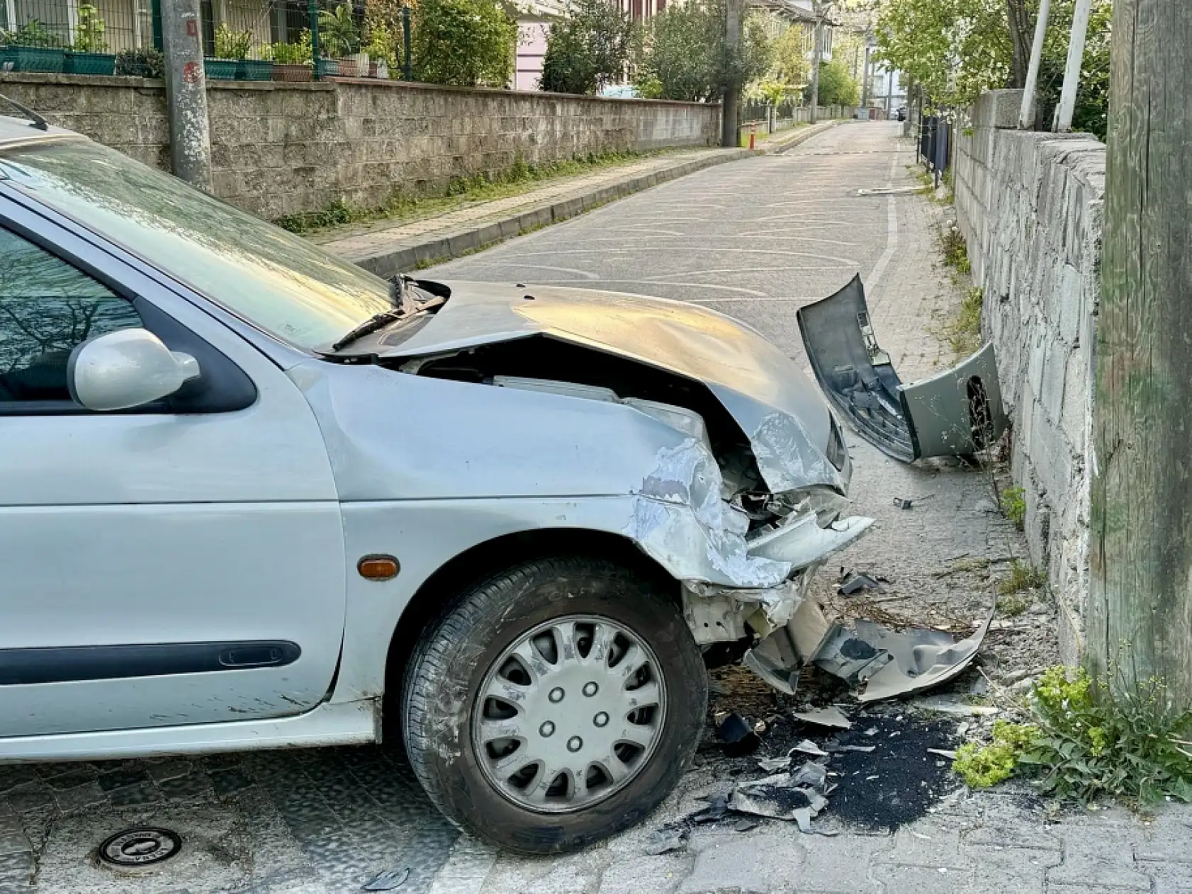 Bahçe duvarına çarptı