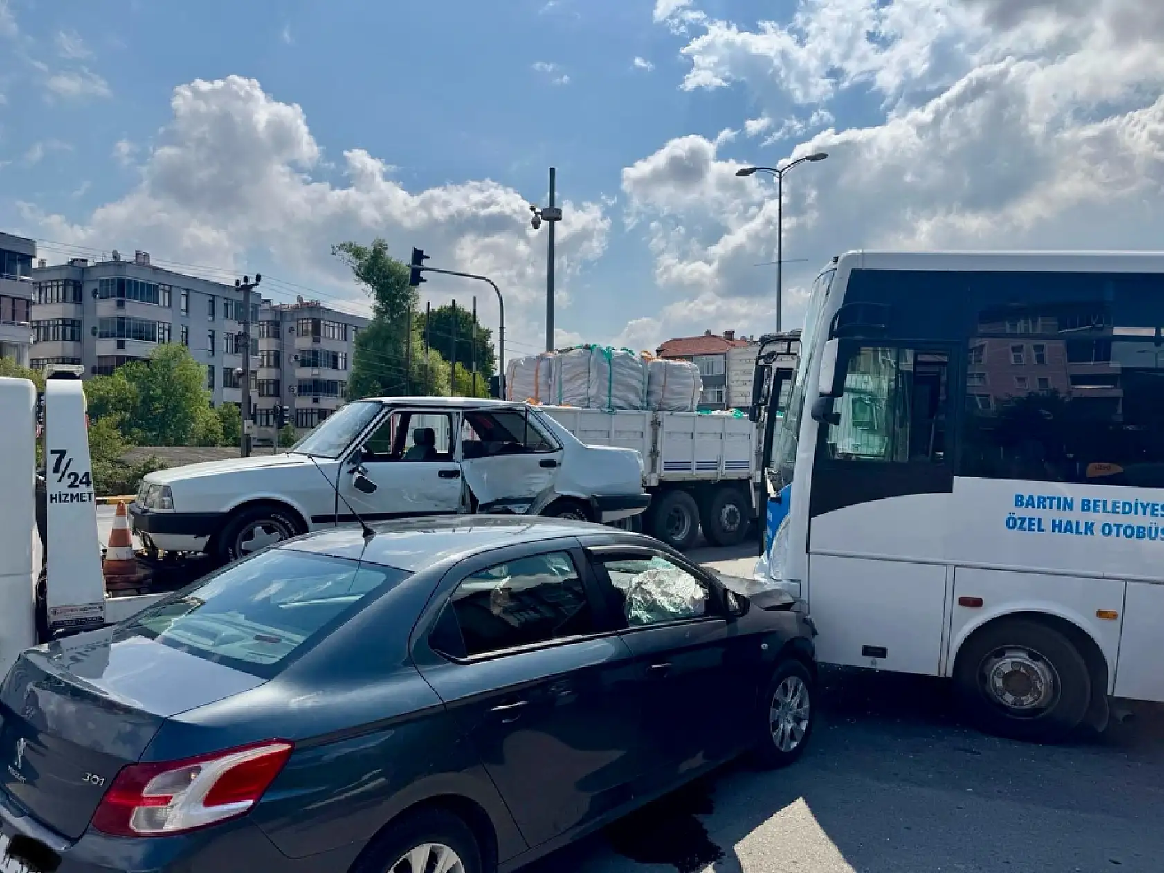 Valilik konut kavşağında zincirleme kaza