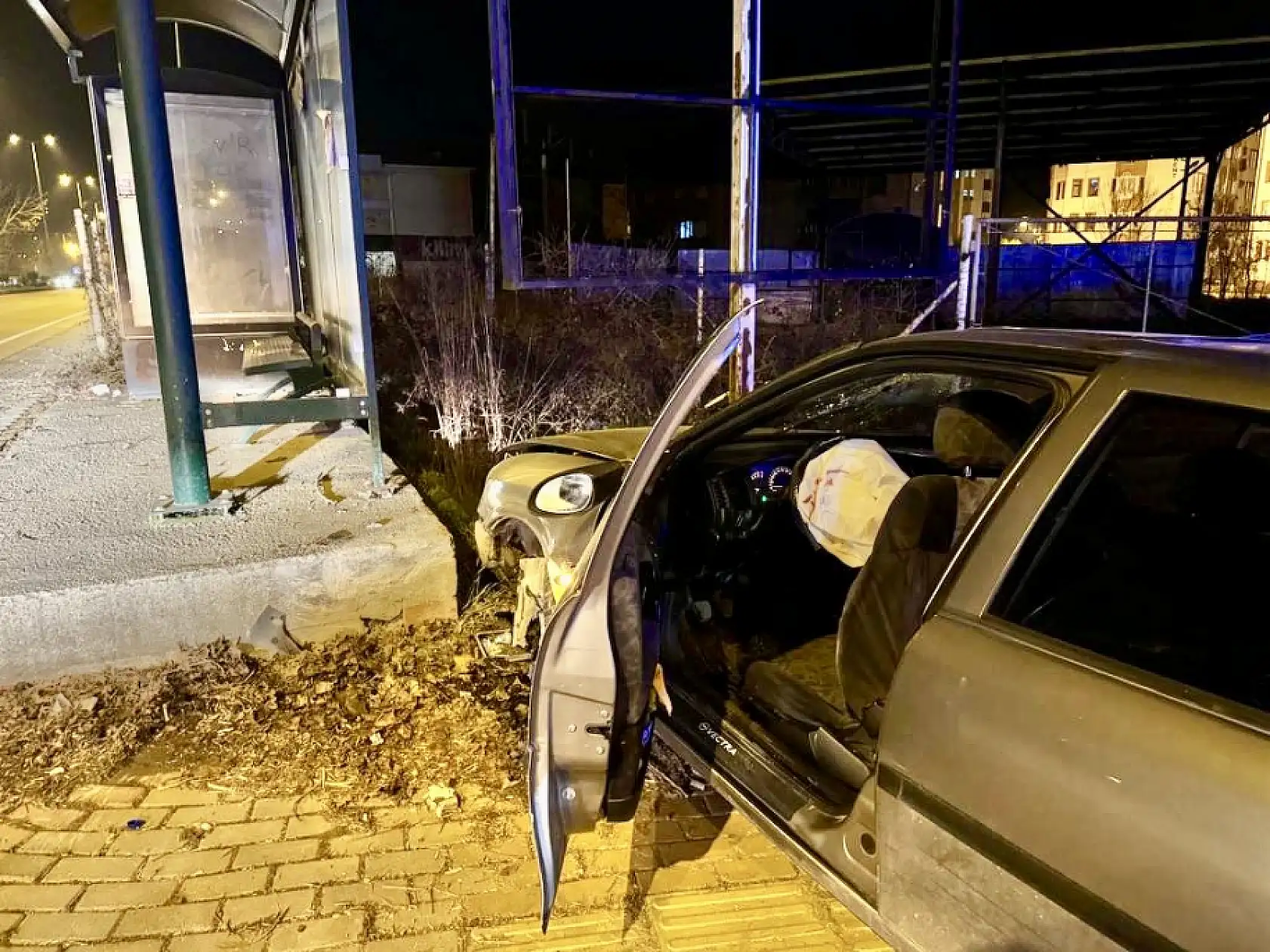 Yılın ilk kazasında durağa çarptı