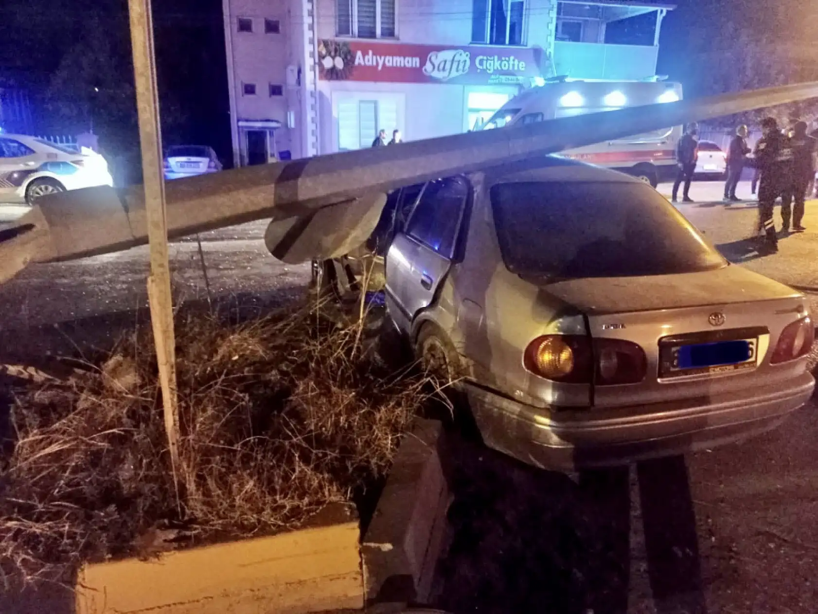 Çarptığı direk üzerine devrildi