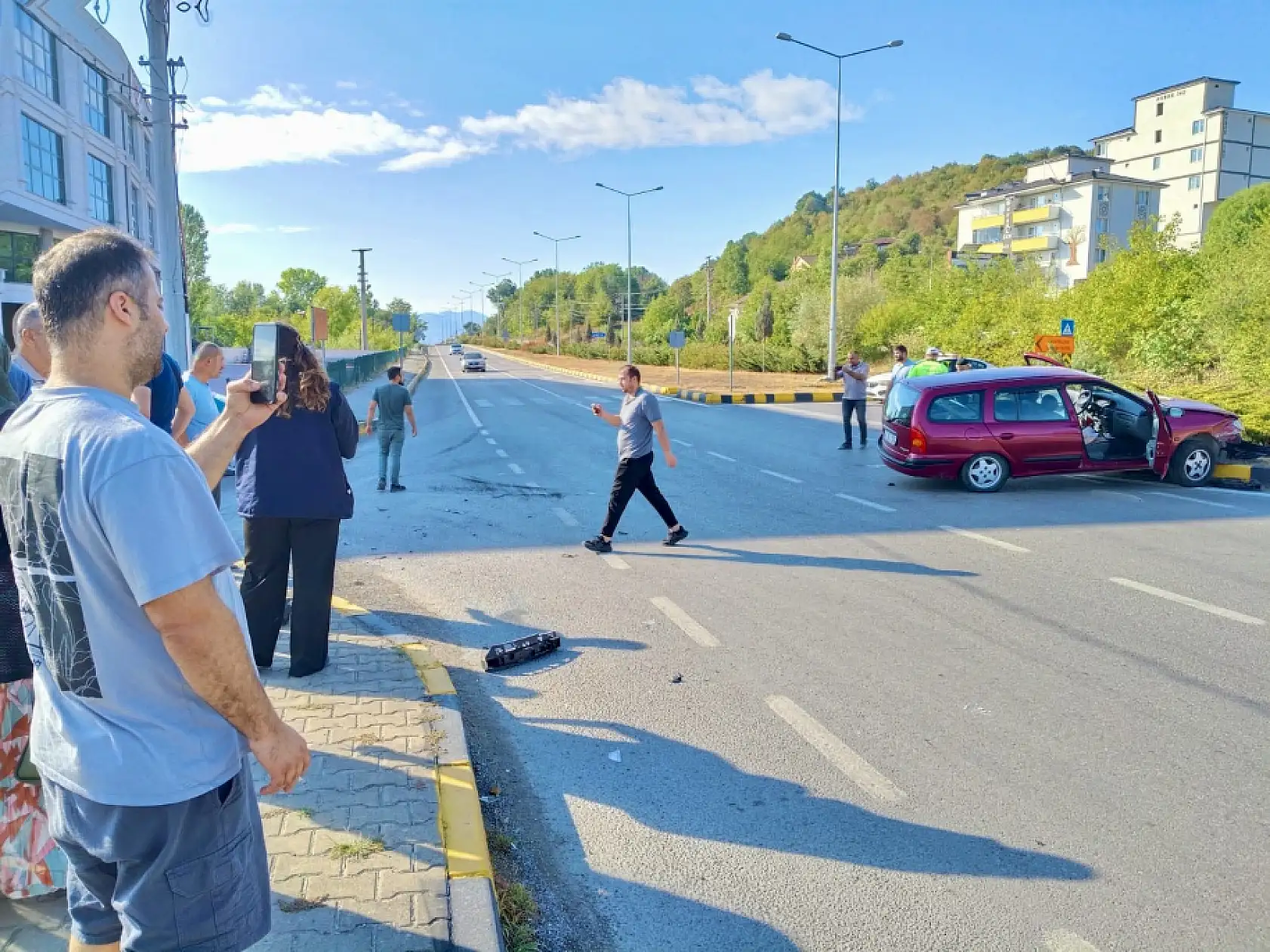 Çarpışan tofaş araziye uçtu