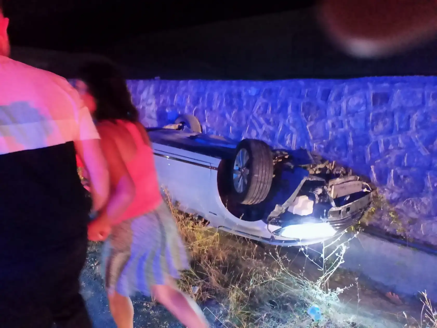 Duvara çarpıp takla attı