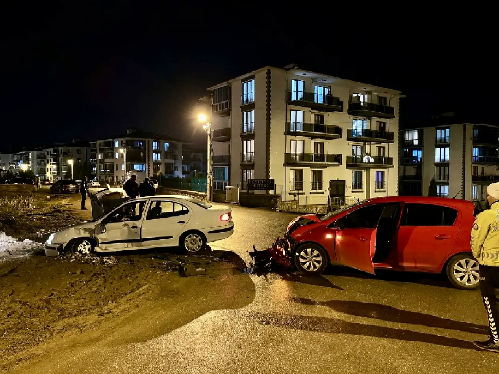 İki otomobil kötü çarpıştı