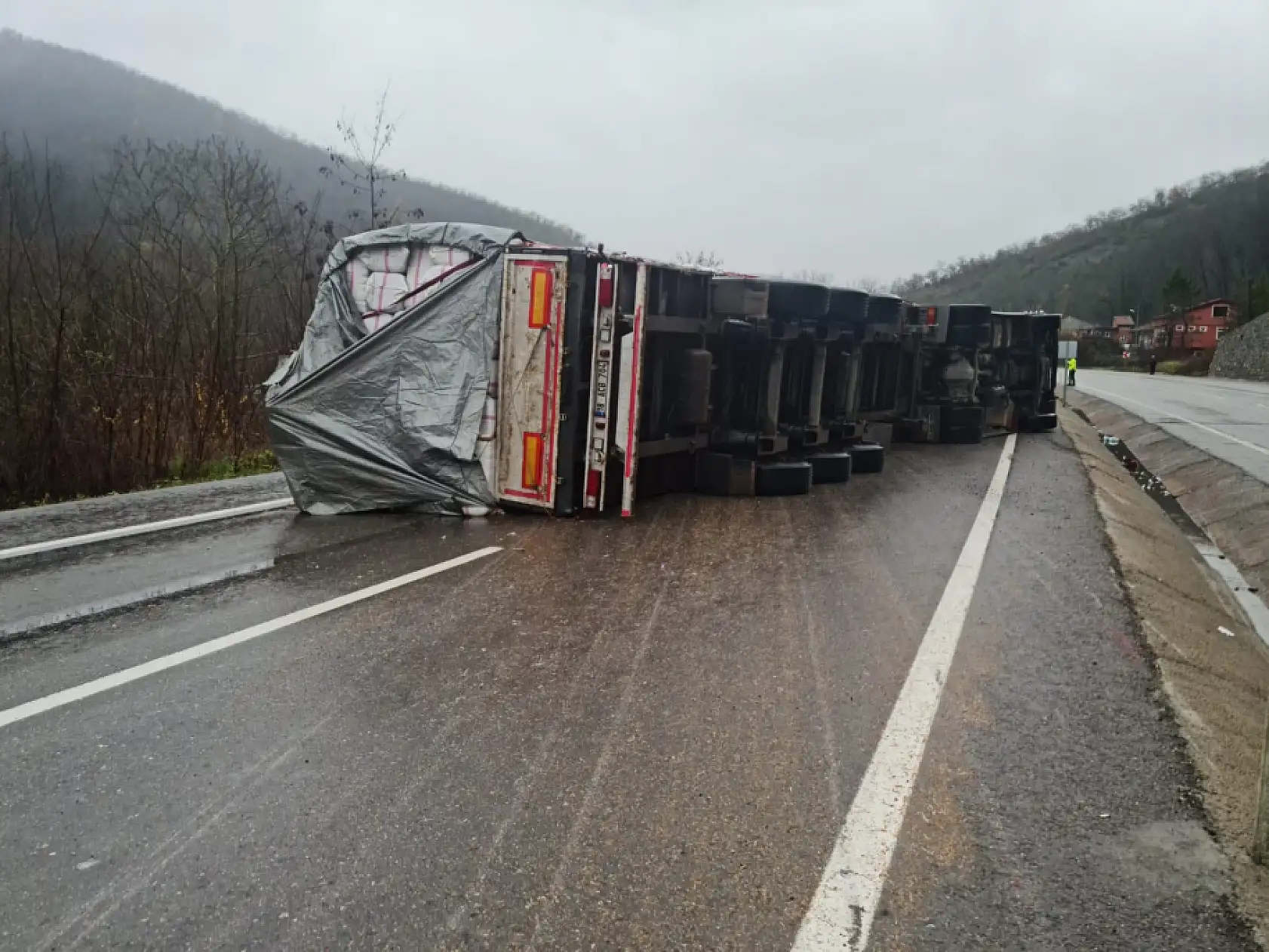 Malzeme yüklü tır devrildi