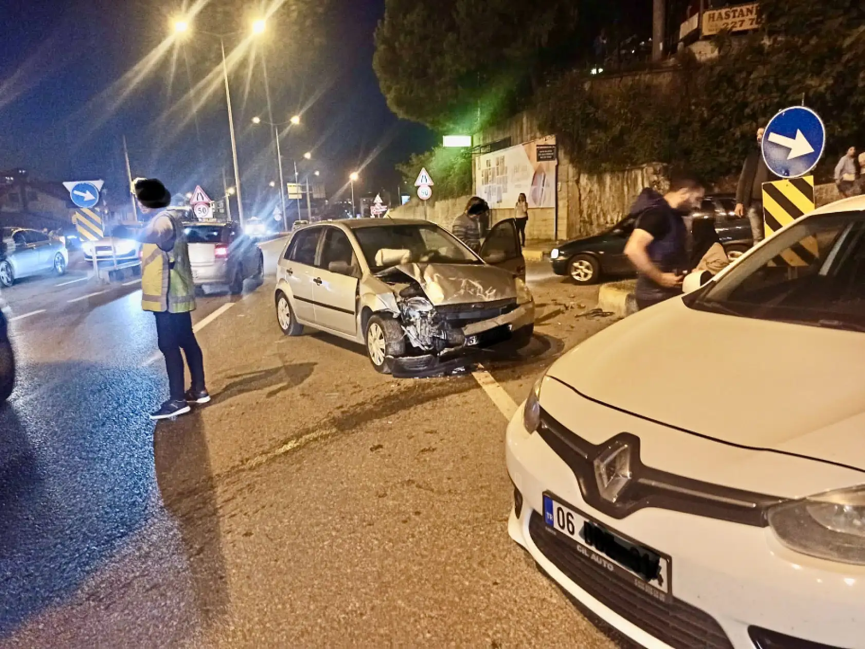 Hastane kavşağında çarpıştılar