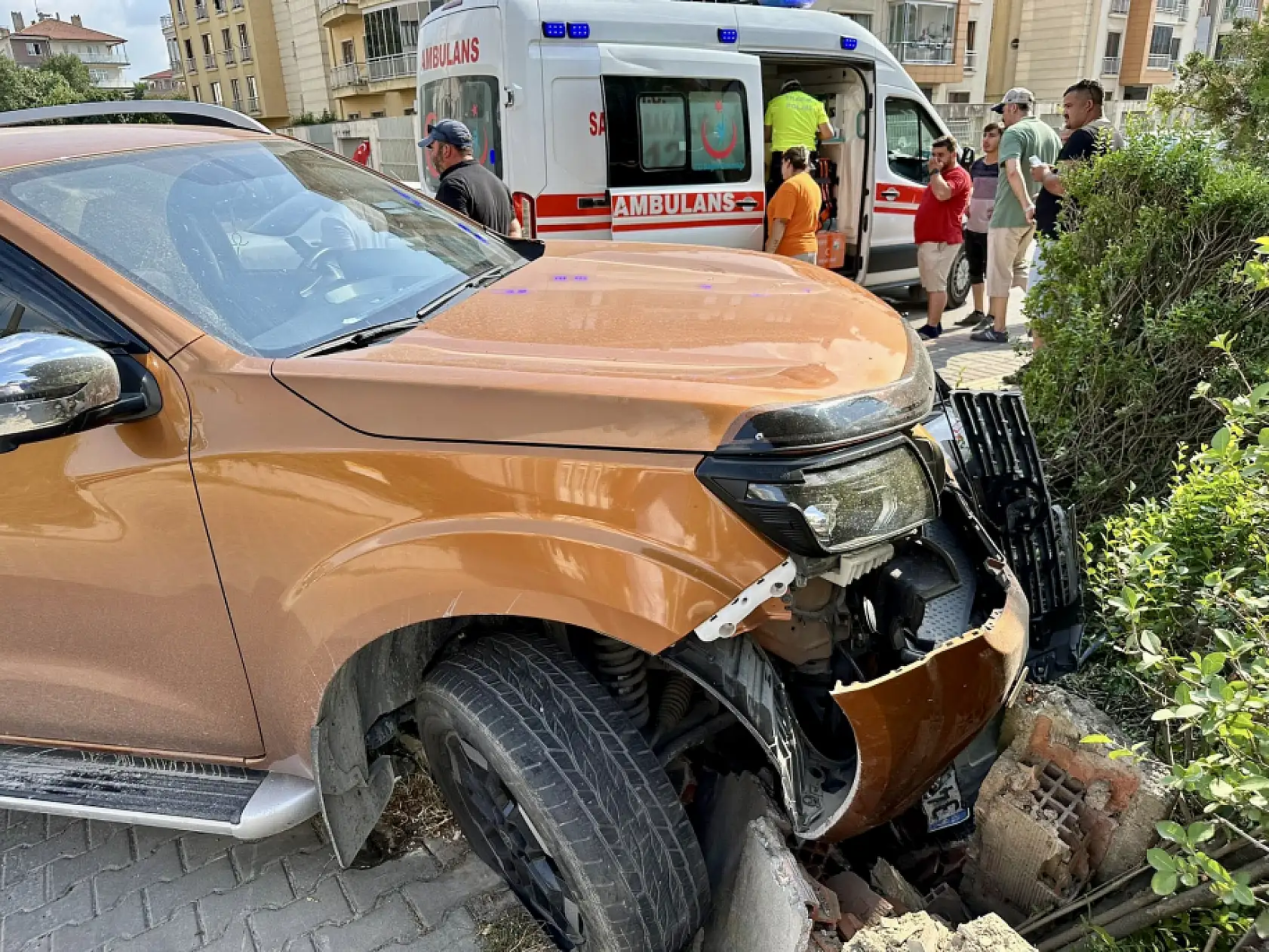 Motosiklet kamyonetin altına sıkıştı