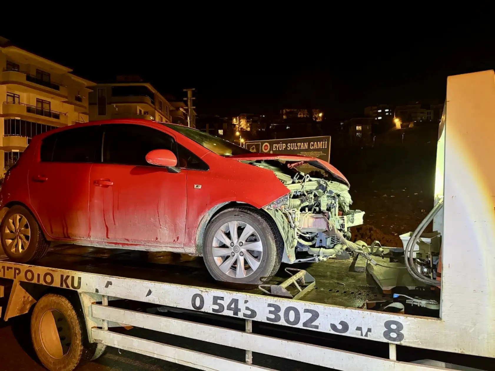 İki otomobil kötü çarpıştı