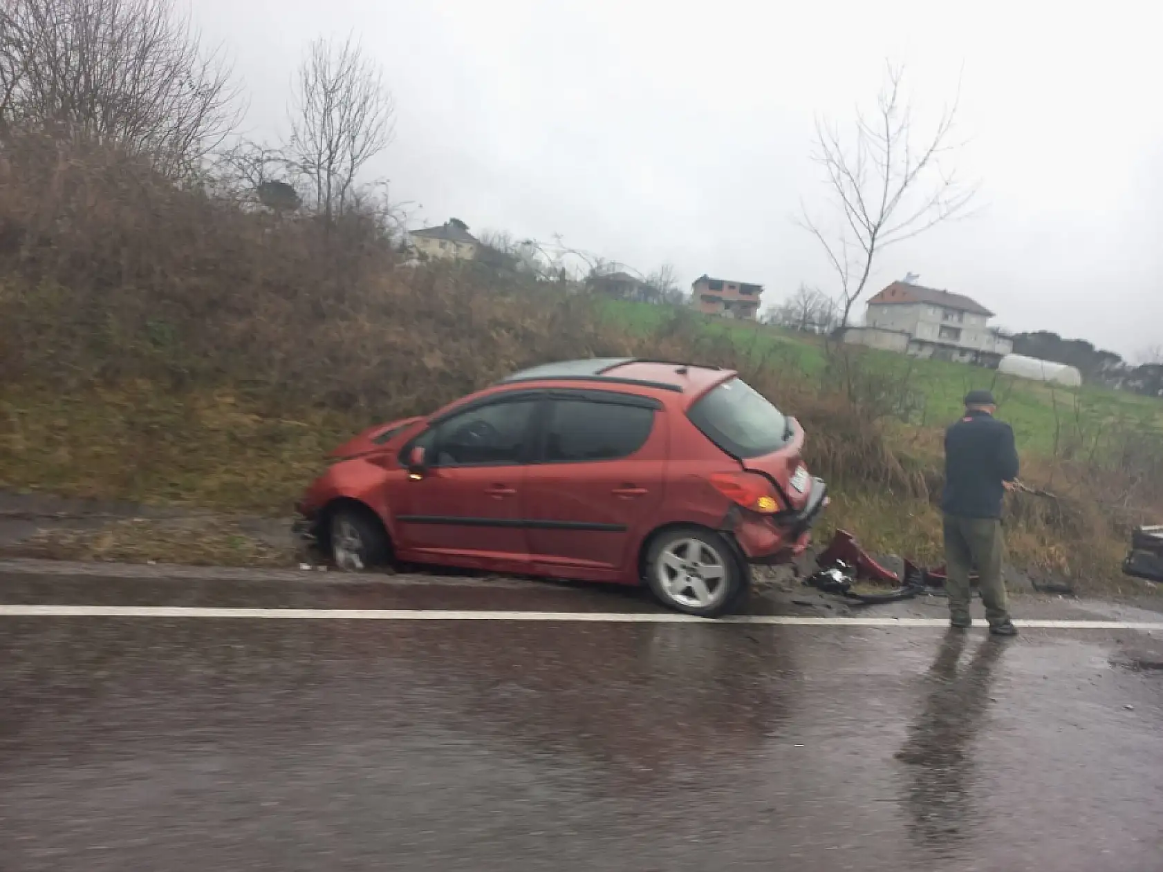 İslak zeminde kontrolden çıktı
