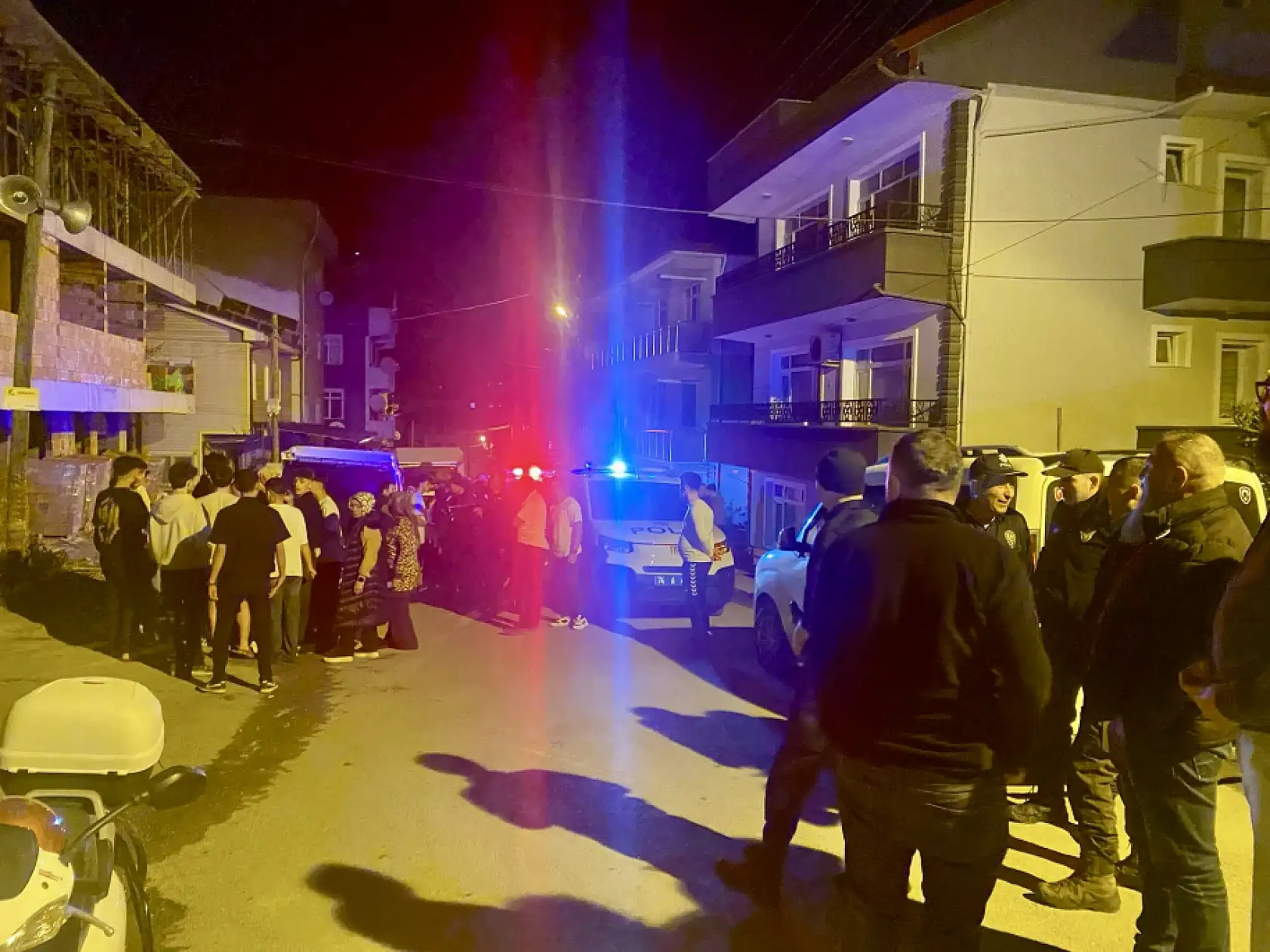 Mahallede kavga, iki grup birbirine girdi