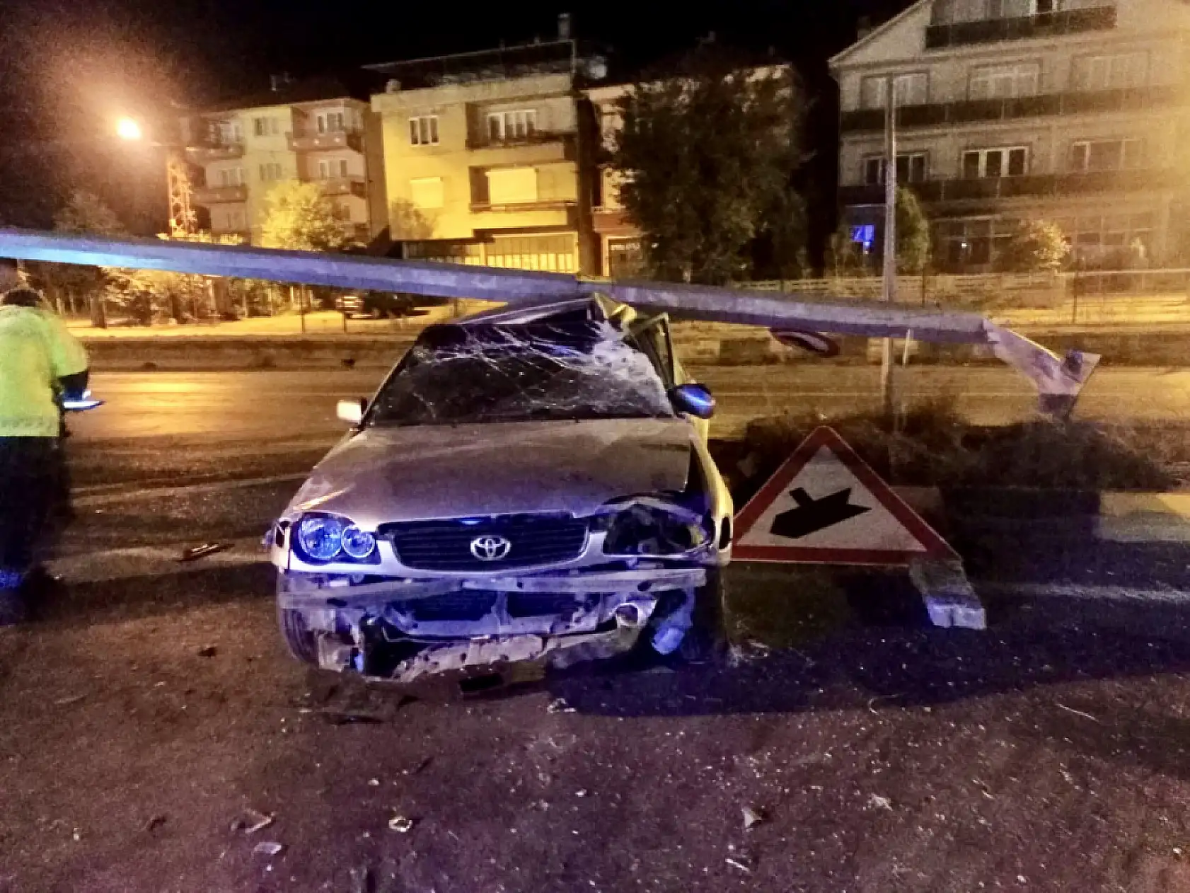 Çarptığı direk üzerine devrildi