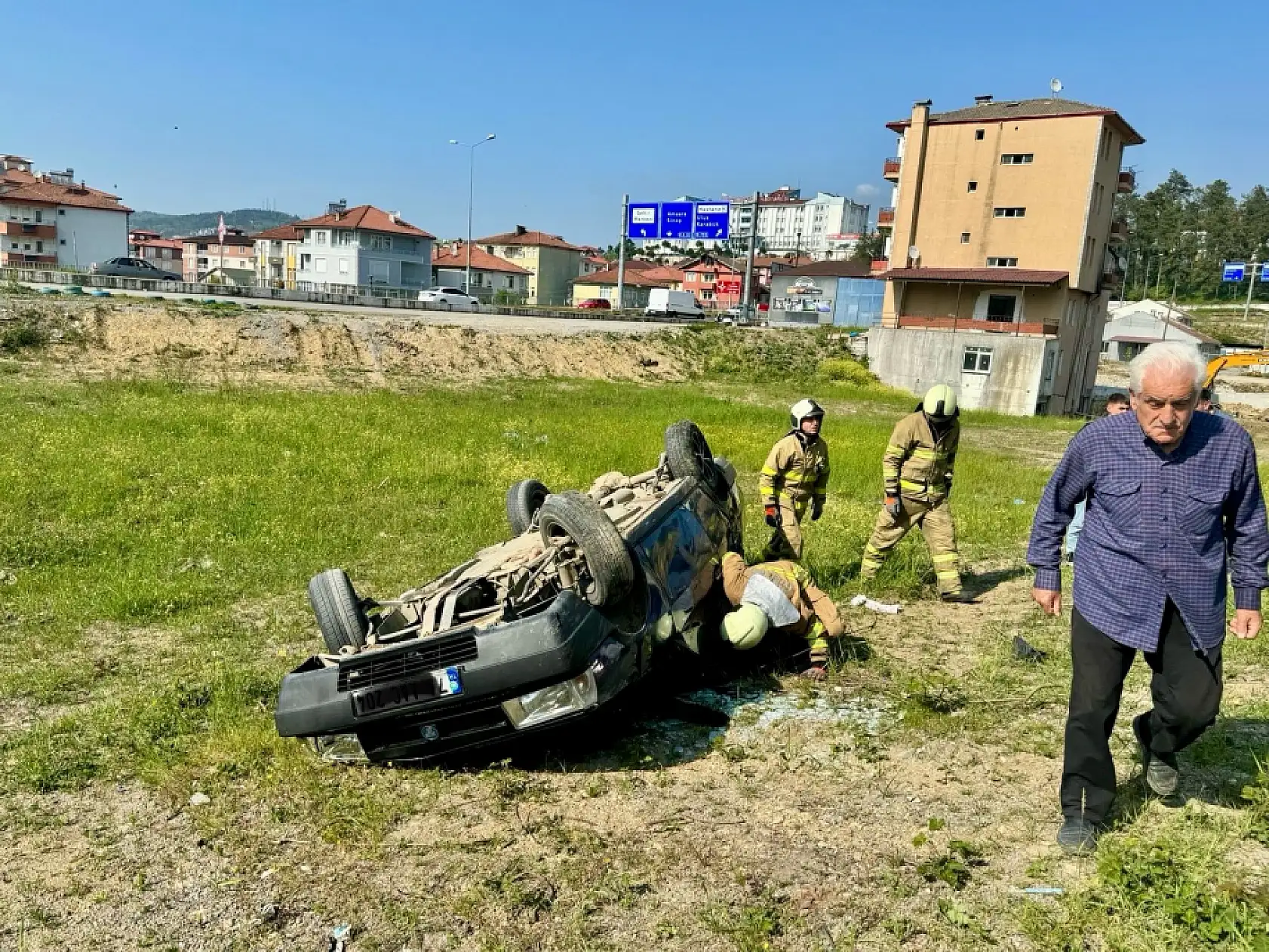 Otomobil araziye yuvarlandı