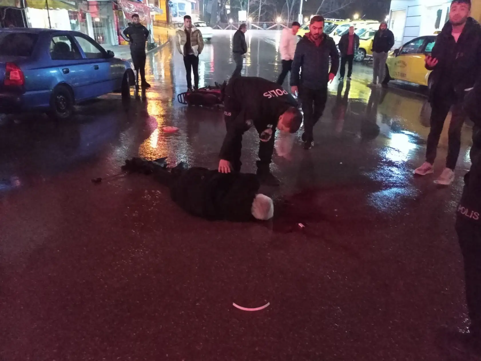 Yaşlı adama motosiklet çarptı