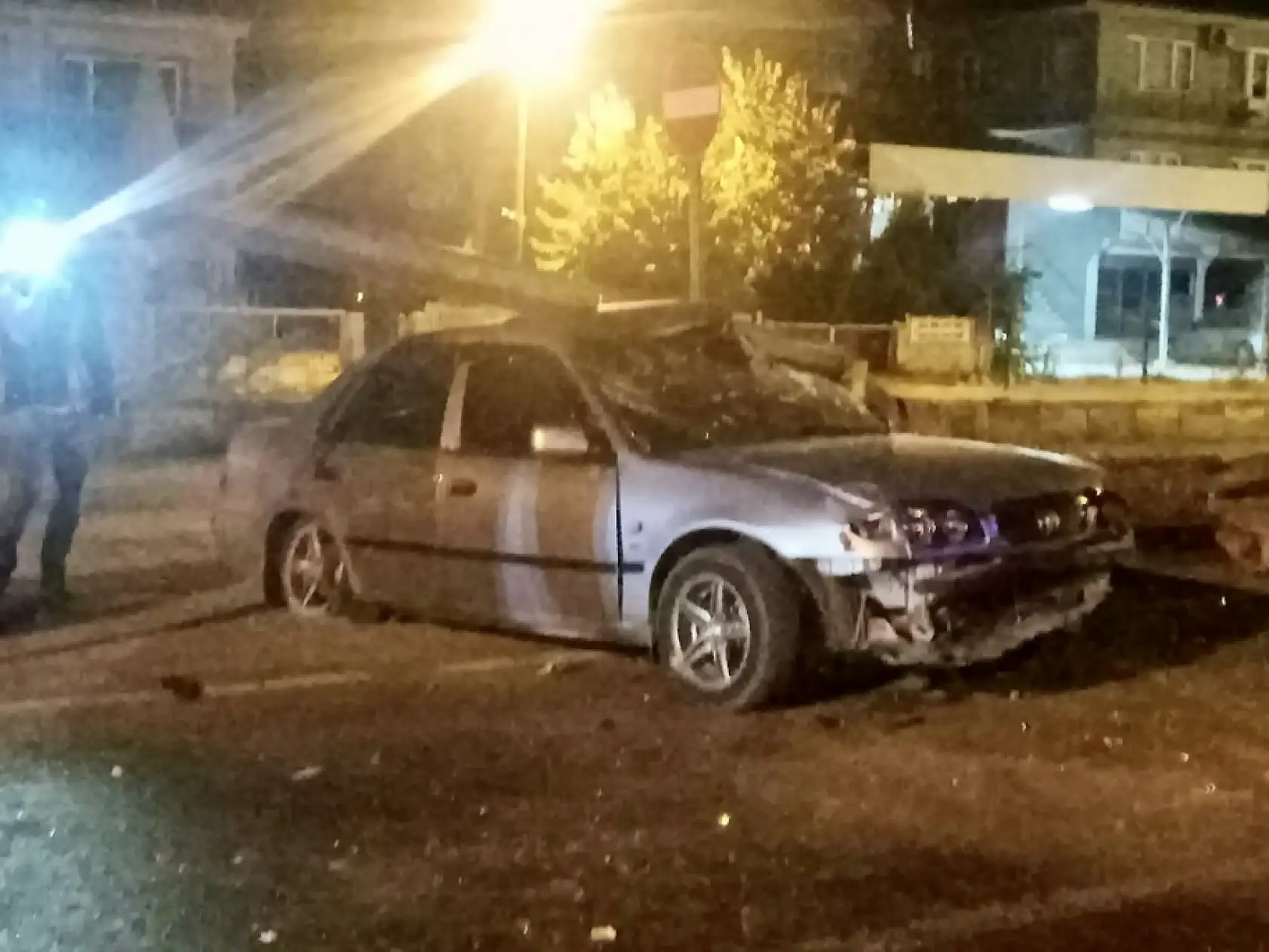 Çarptığı direk üzerine devrildi