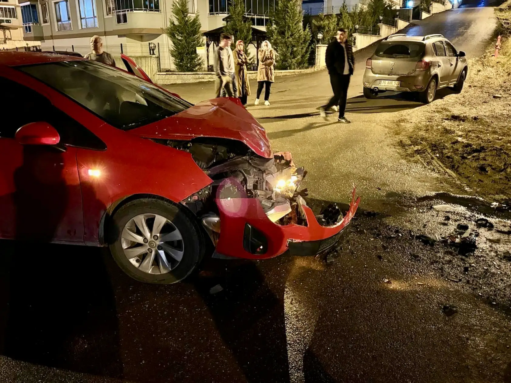 İki otomobil kötü çarpıştı