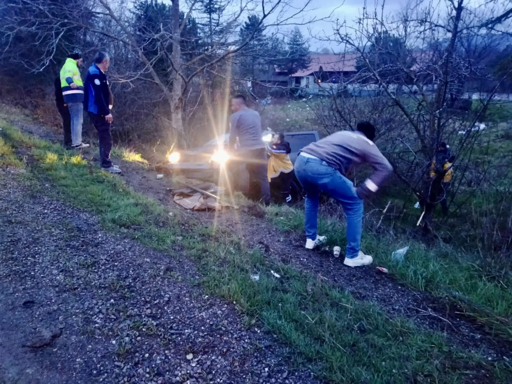 Otomobil şarampole devrildi