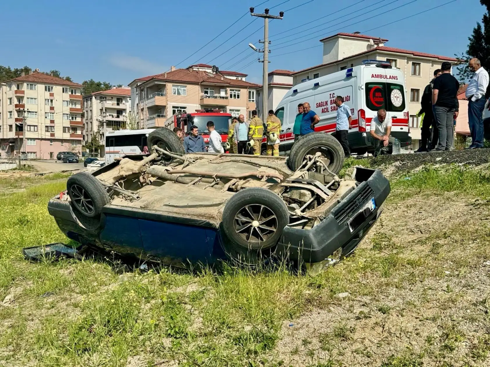 Otomobil araziye yuvarlandı