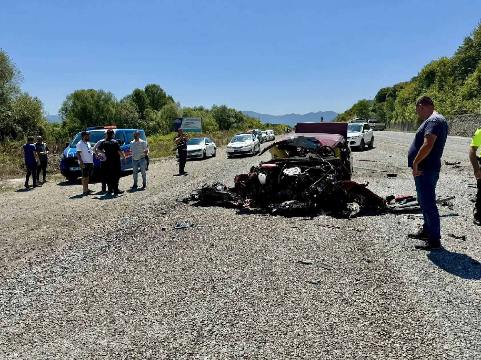 Minibüs ile Otomobil kafa kafaya çarpıştı