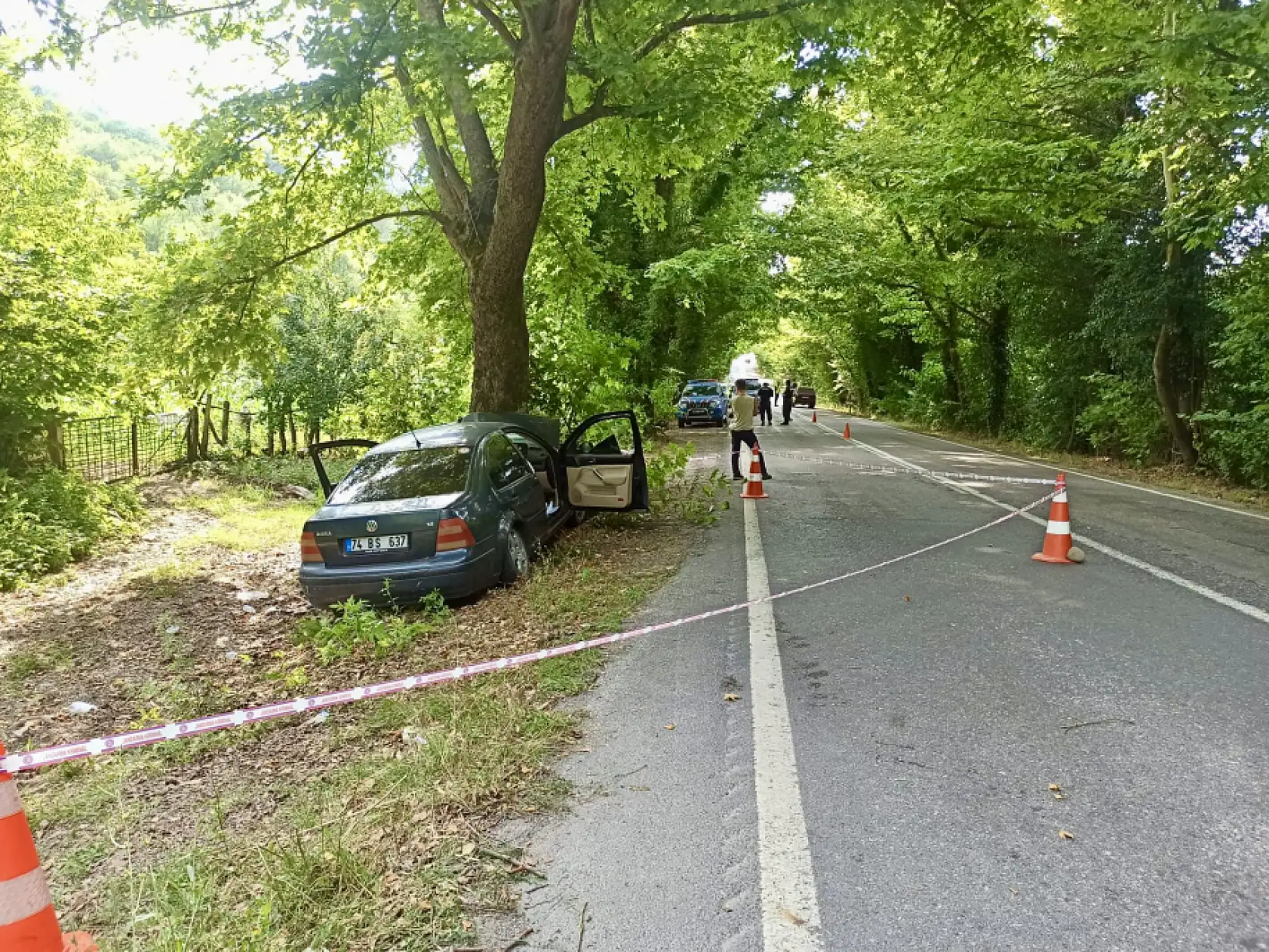 Otomobil Ağaca çarptı, 1 ölü 3 yaralı