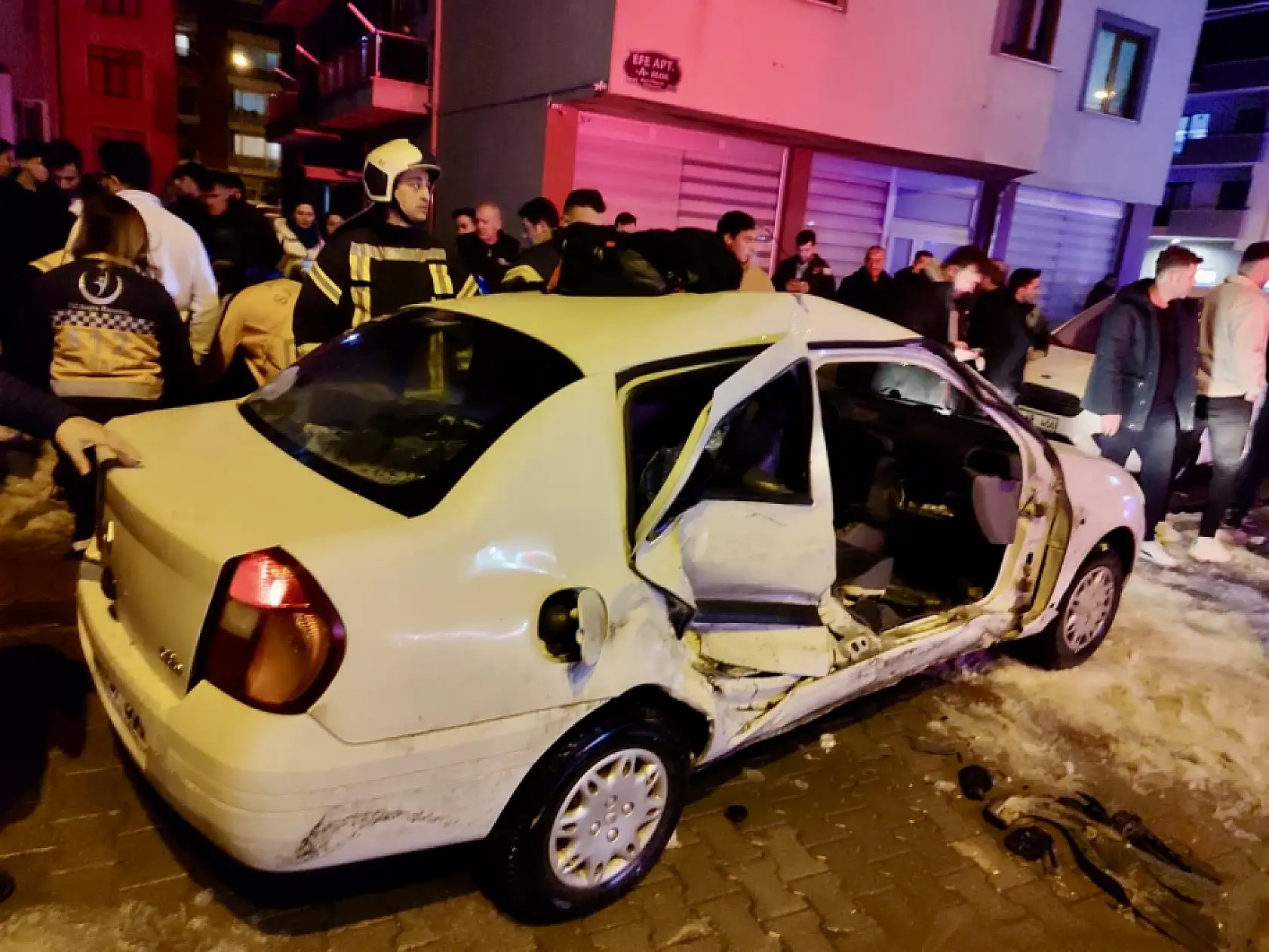 Ambulans ile otomobil çarpıştı