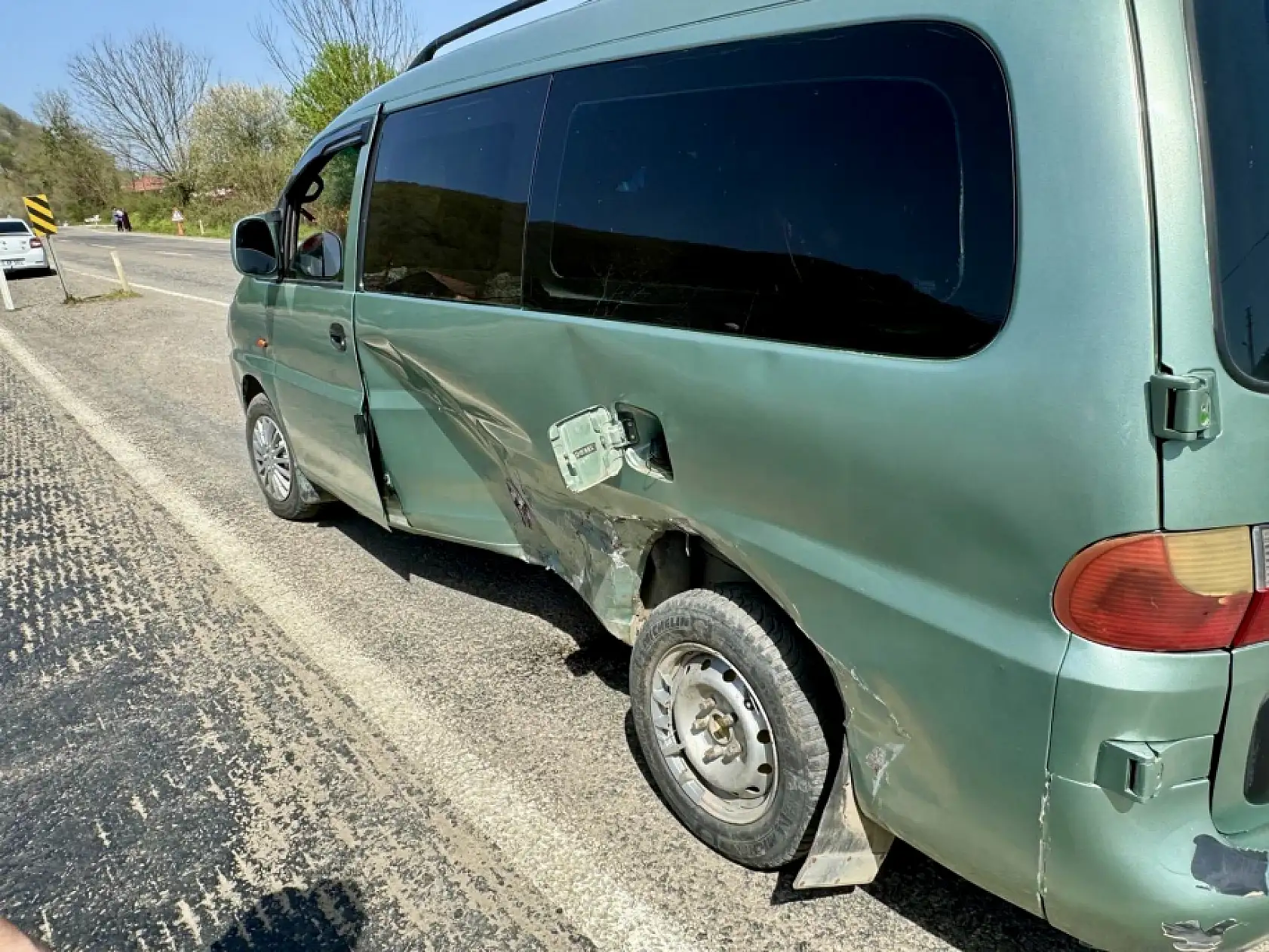 Otomobil ile minibüs çarpıştı