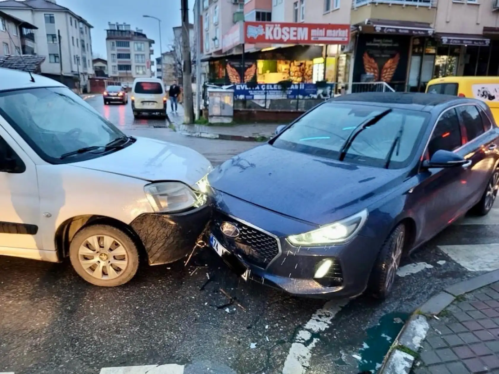 İki otomobil kafa kafaya çarpıştı