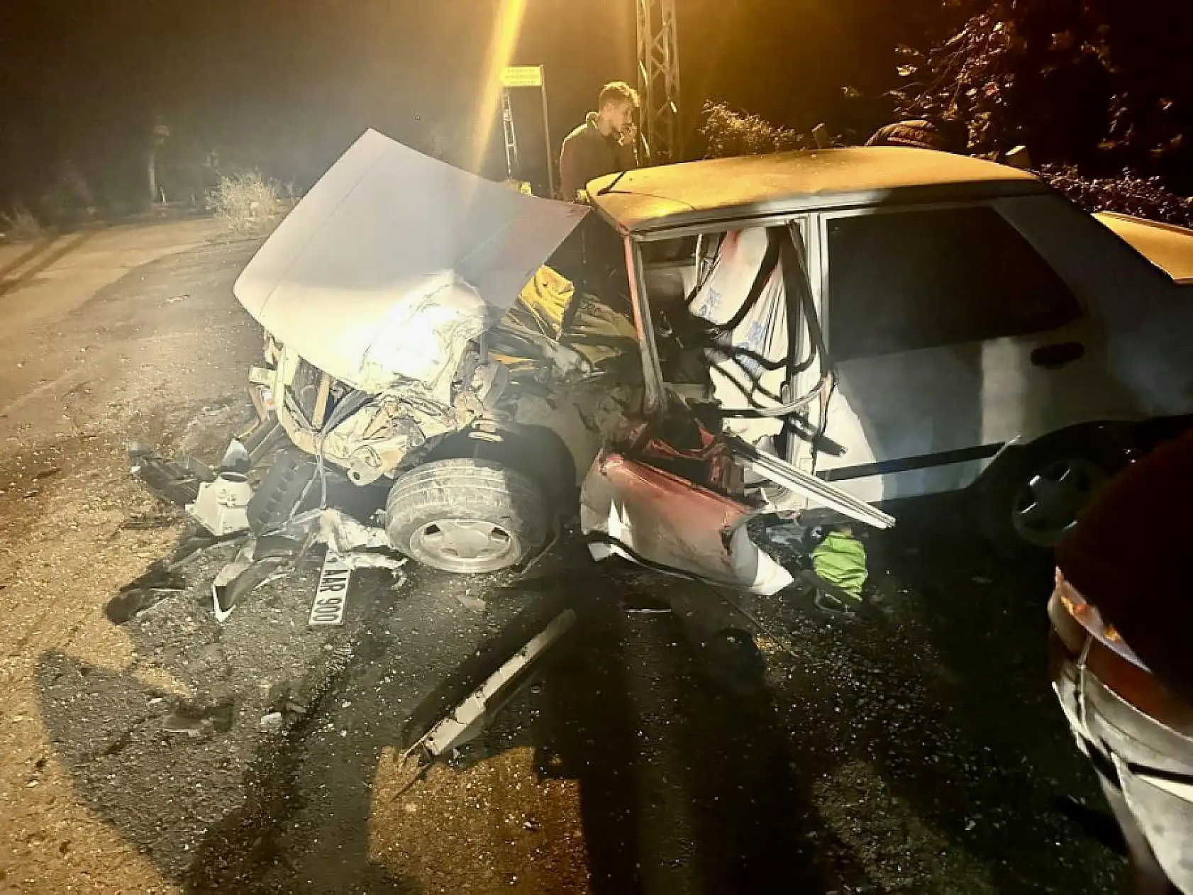 Çarpışan araçlardan biri ters döndü