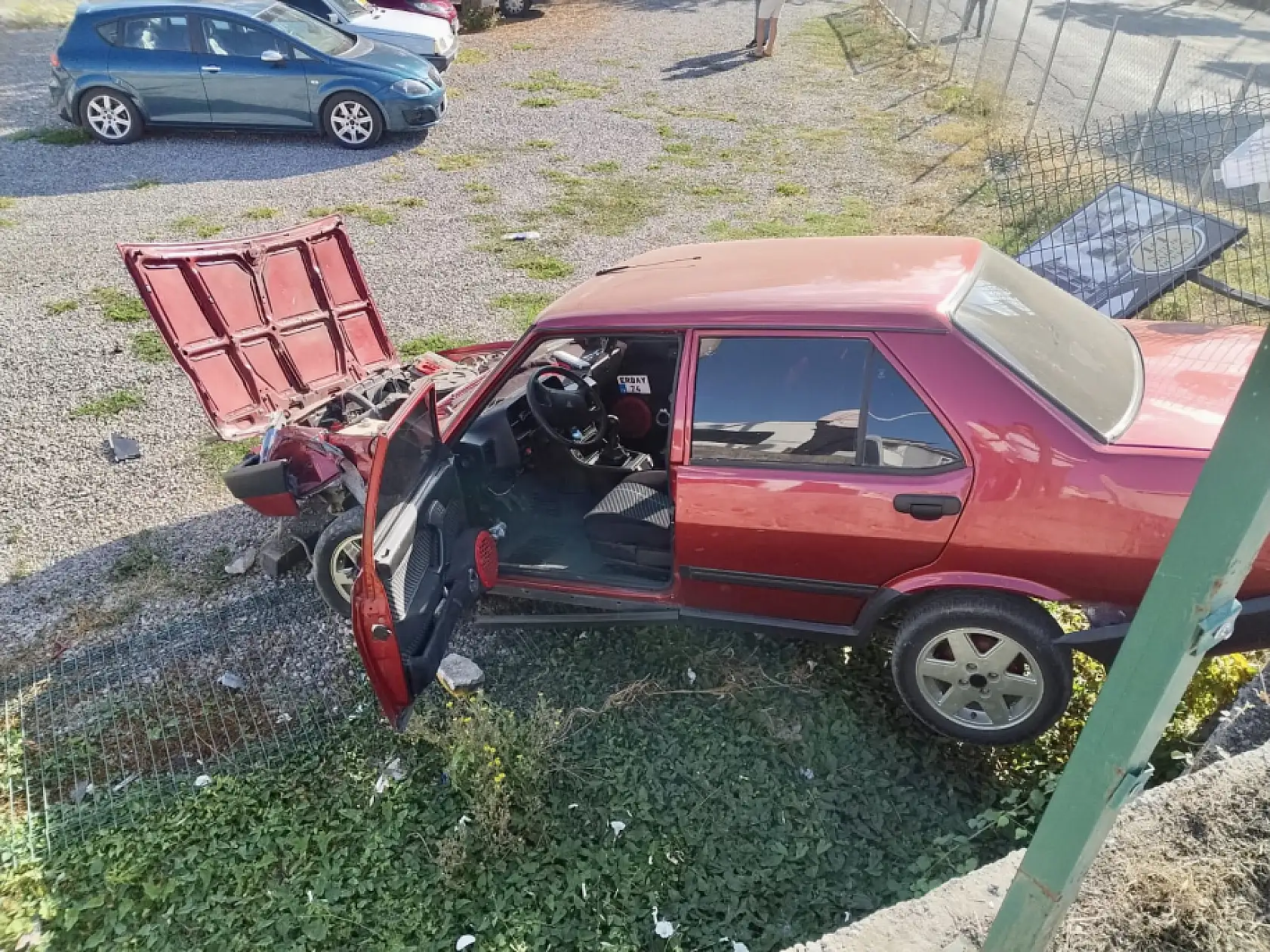 Çarpışan tofaş araziye uçtu