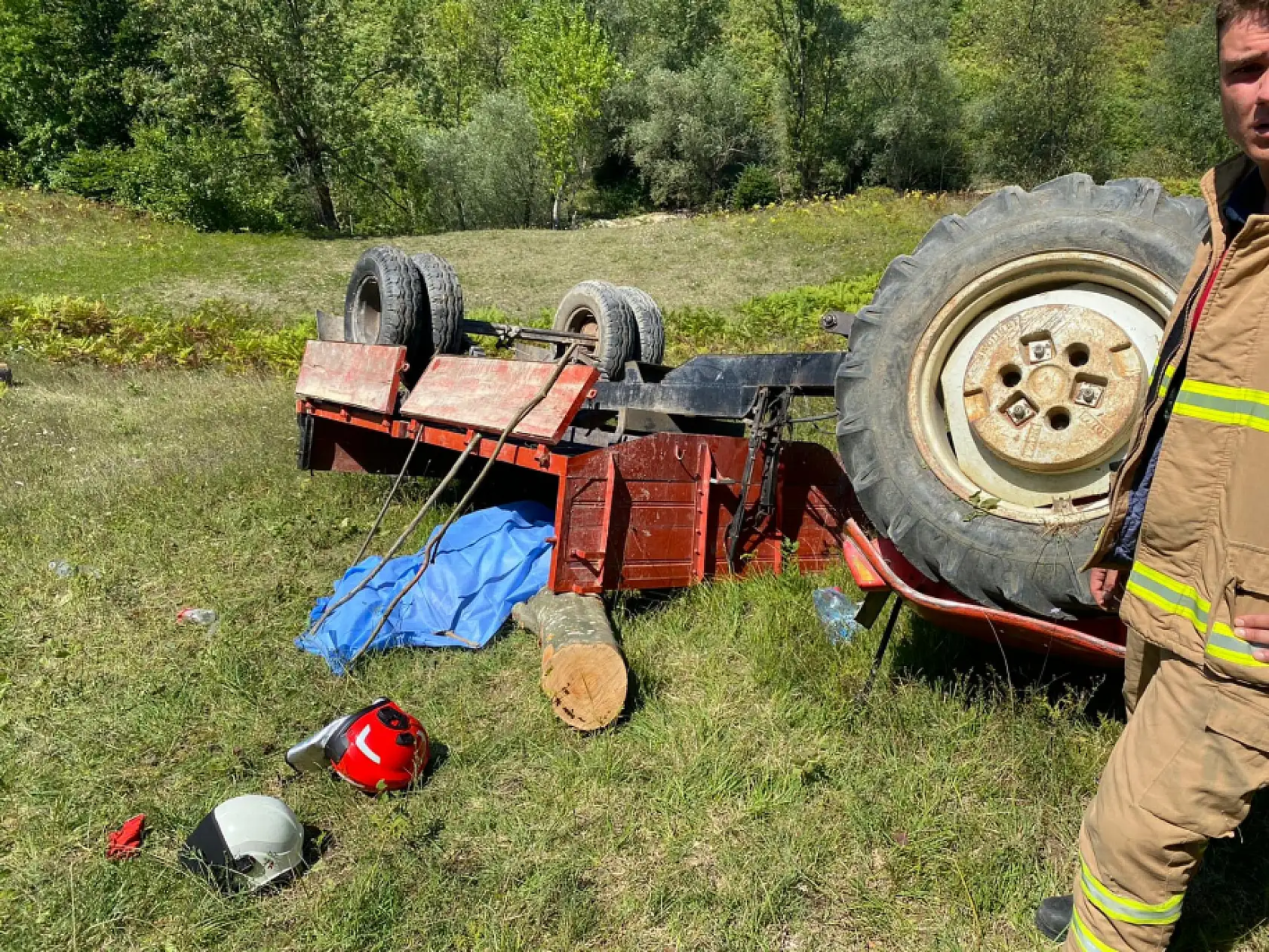 Devrilen traktörün altında can verdi