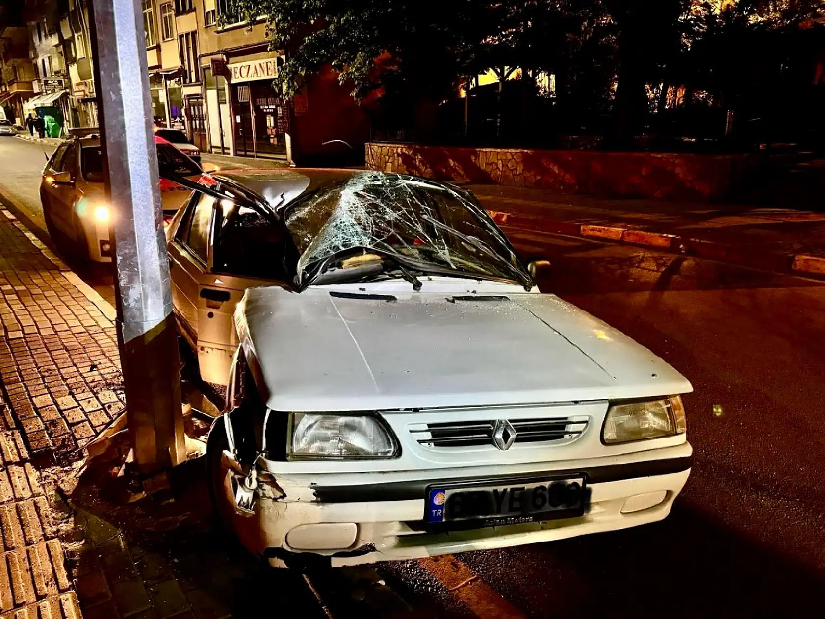 Gece gezmeye çıktı, araba hurdaya döndü