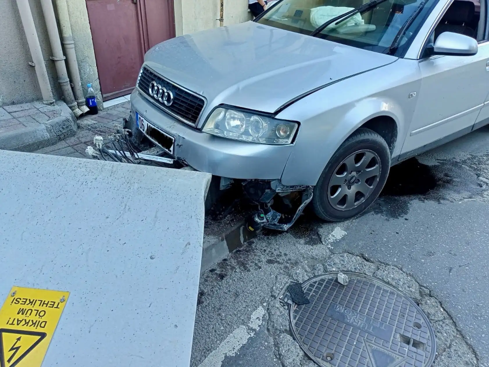 Polisten kaçtı, kaldırımdaki panoya çarptı