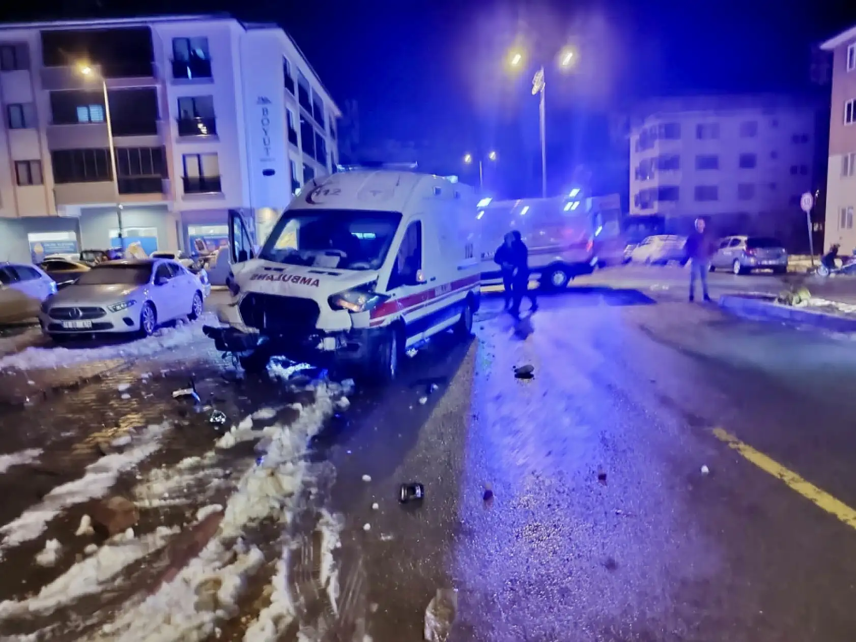 Ambulans ile otomobil çarpıştı