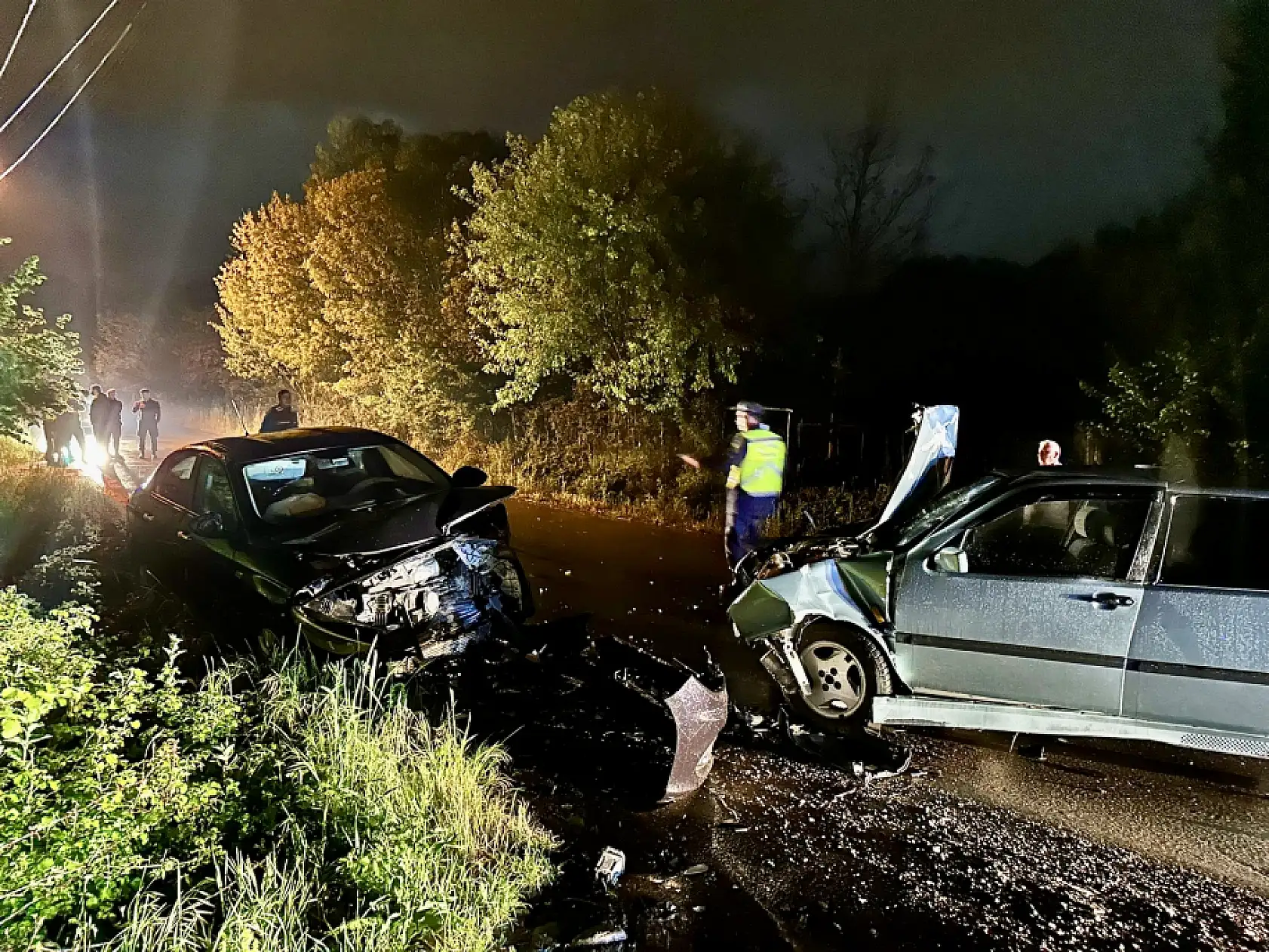 İki araç kafa kafaya çarpıştı