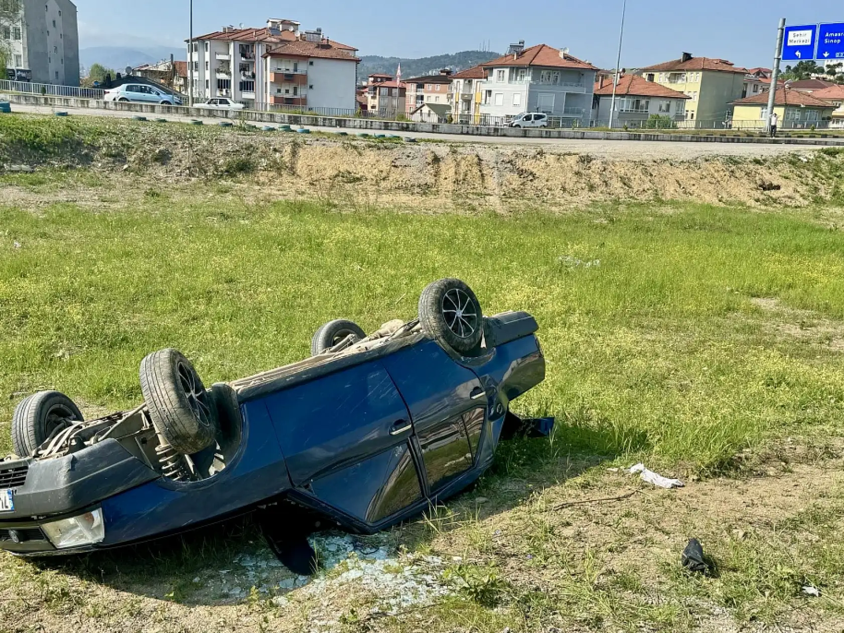 Otomobil araziye yuvarlandı