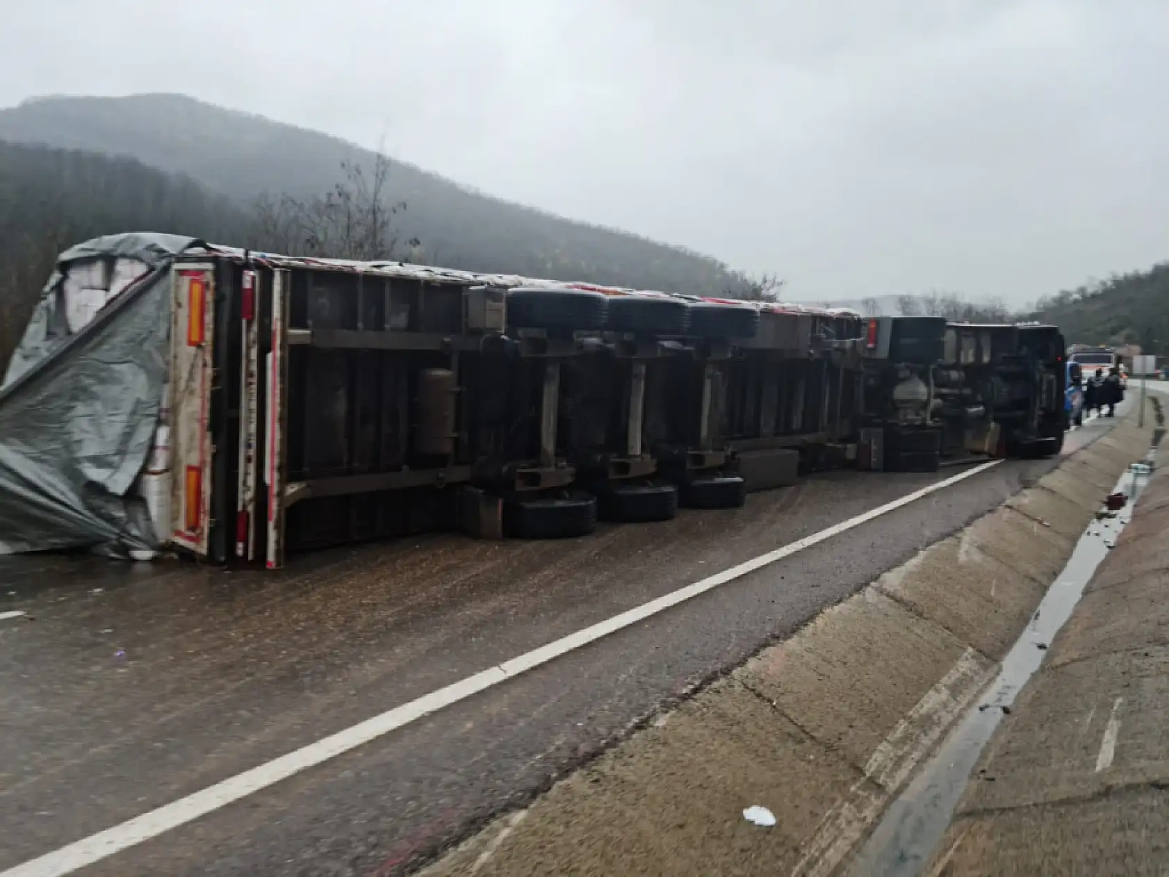 Malzeme yüklü tır devrildi