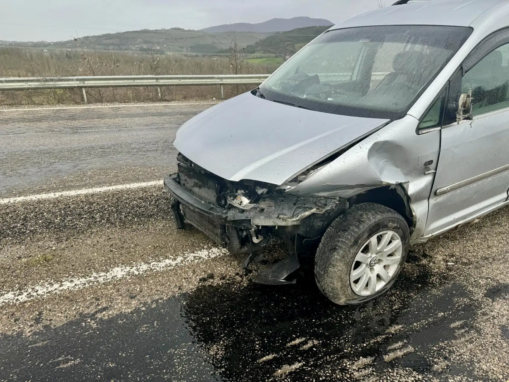 Keskin virajda bariyerlere çarptı