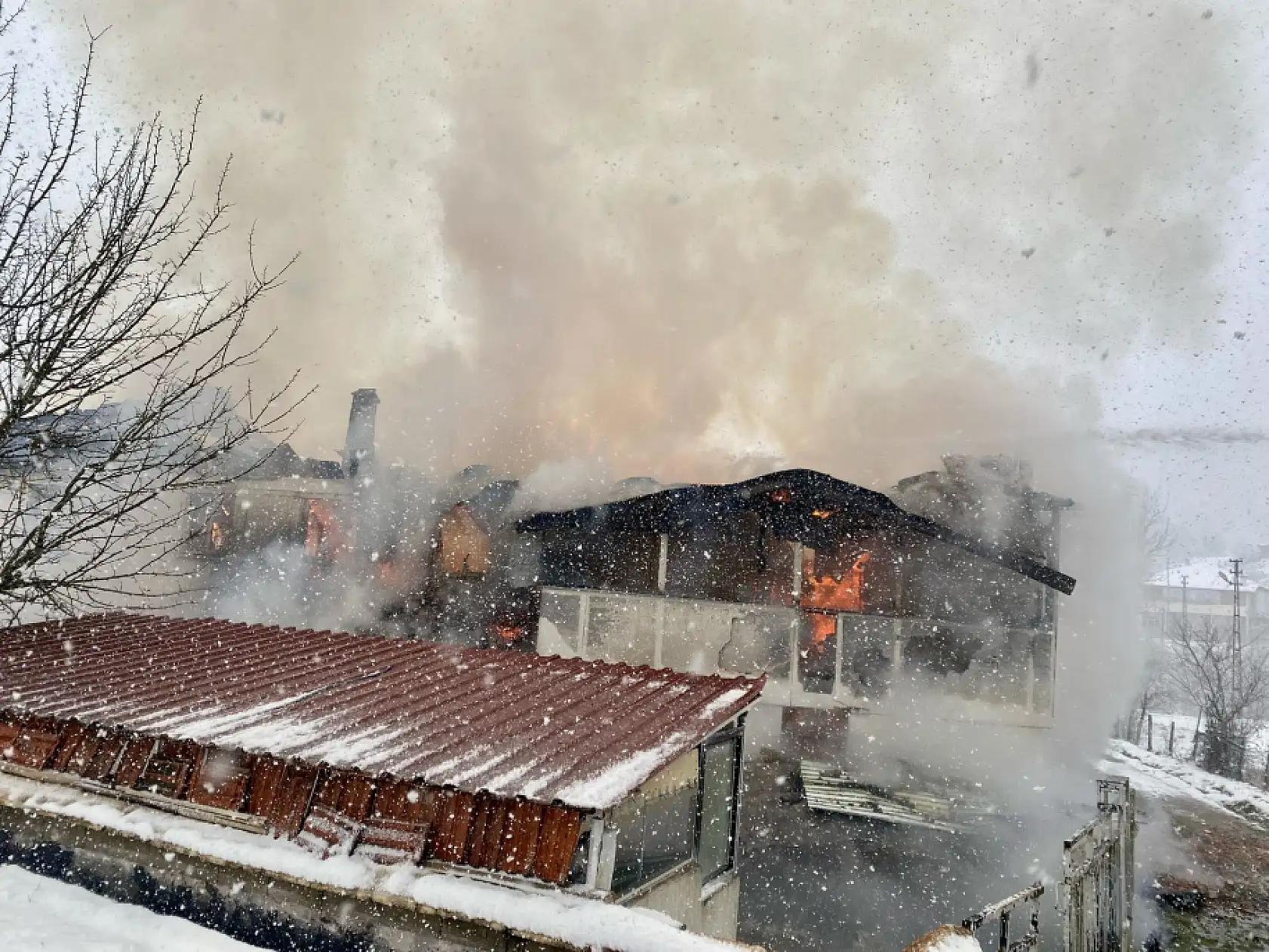 Kar altında yangın çıktı